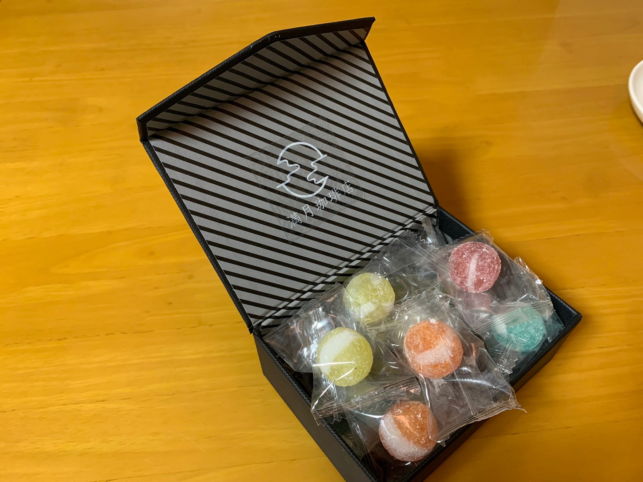 キャンディーボックスなどに貼って、プレゼントしても。