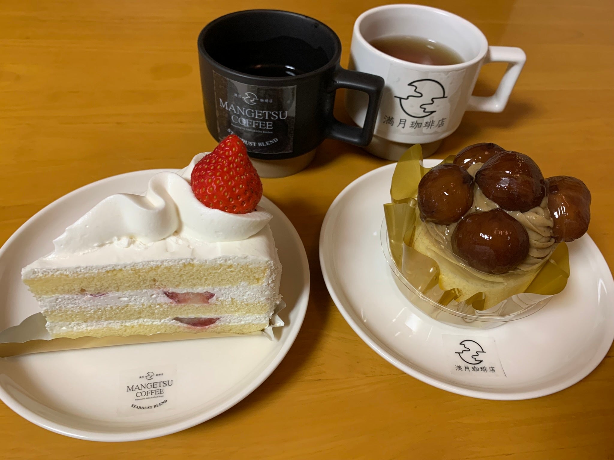 特典シールをお皿やカップに貼って、自分だけの満月珈琲店を楽しめる。