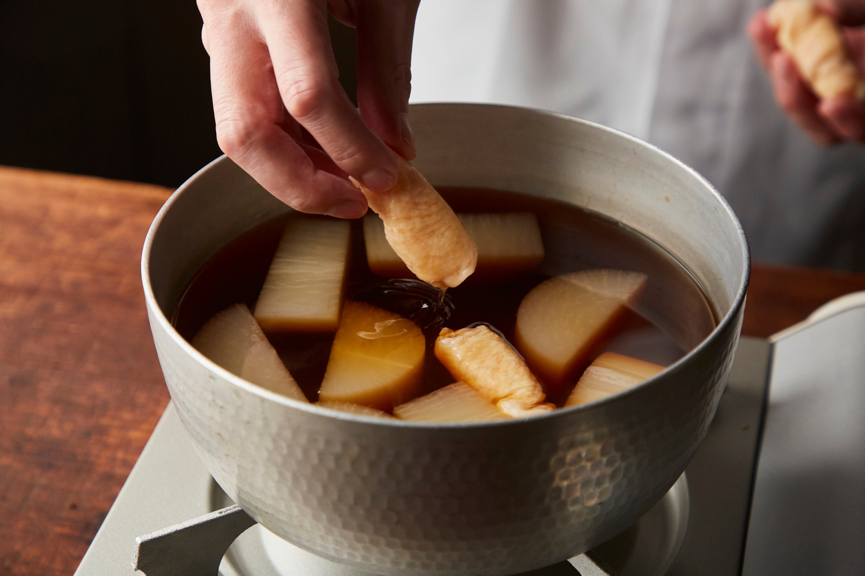 くるくる丸めて冷凍しておいた鶏の皮はだしパックみたいに使用。