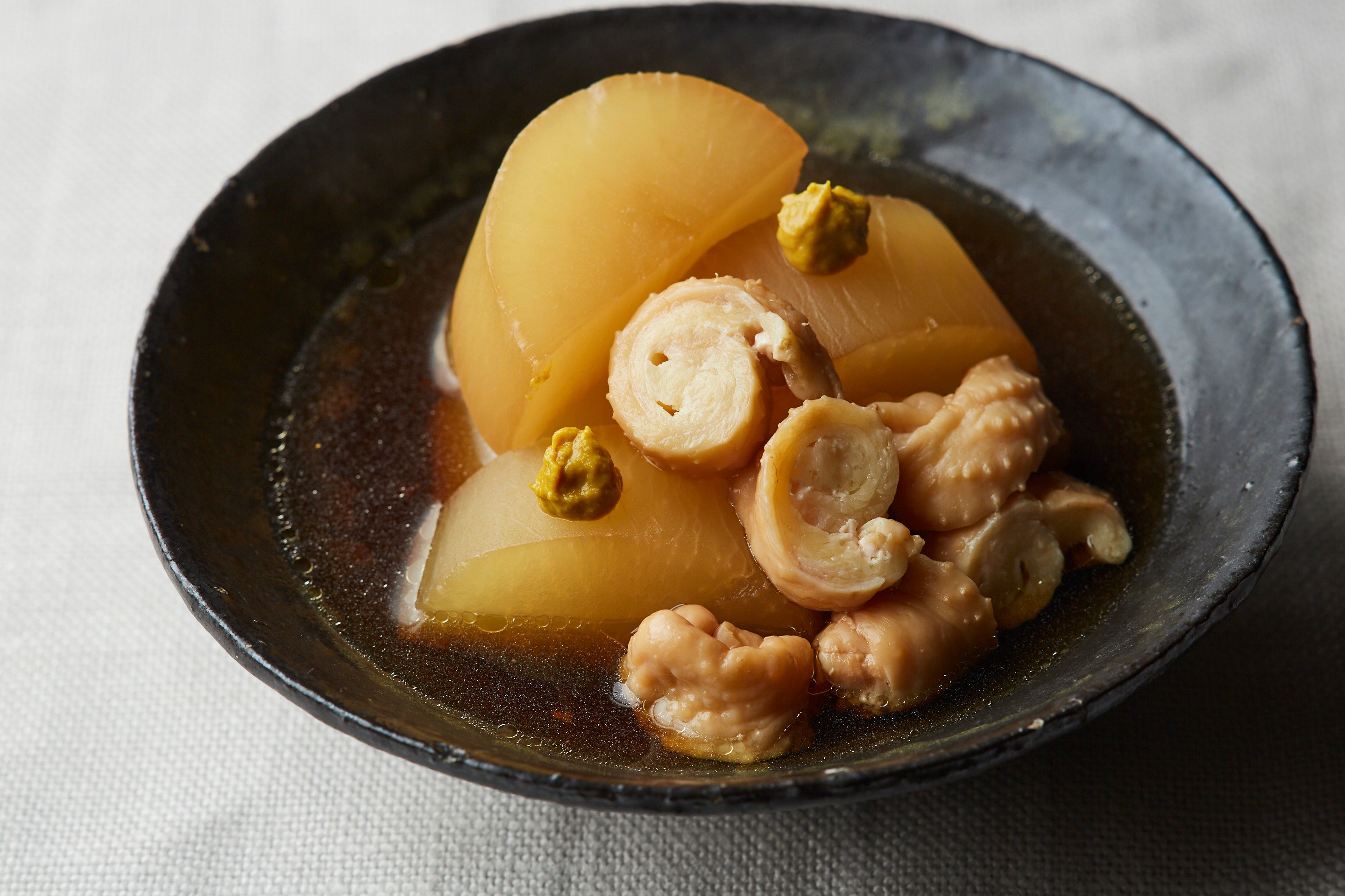 肉がなくてもコク旨で大満足！鶏皮大根の含め煮。