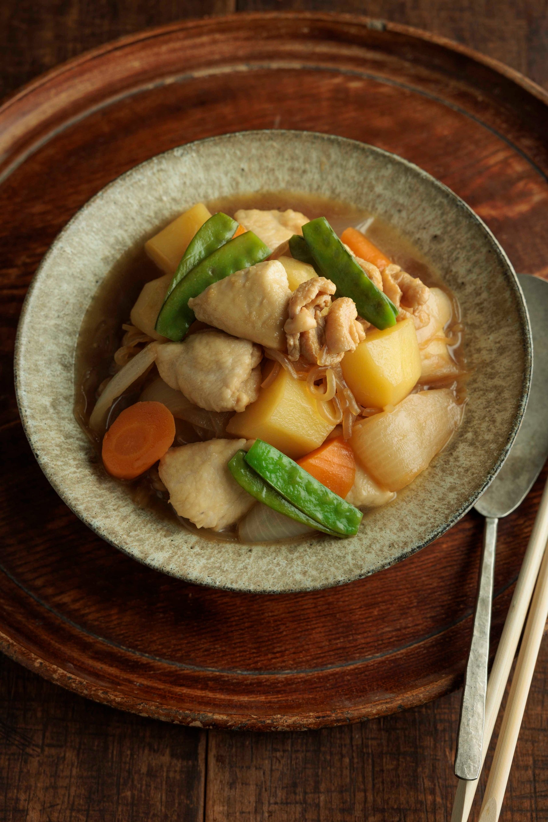 肉じゃがをむね肉で作る鶏肉じゃが。粉をはたけばパサつかずしっとり。