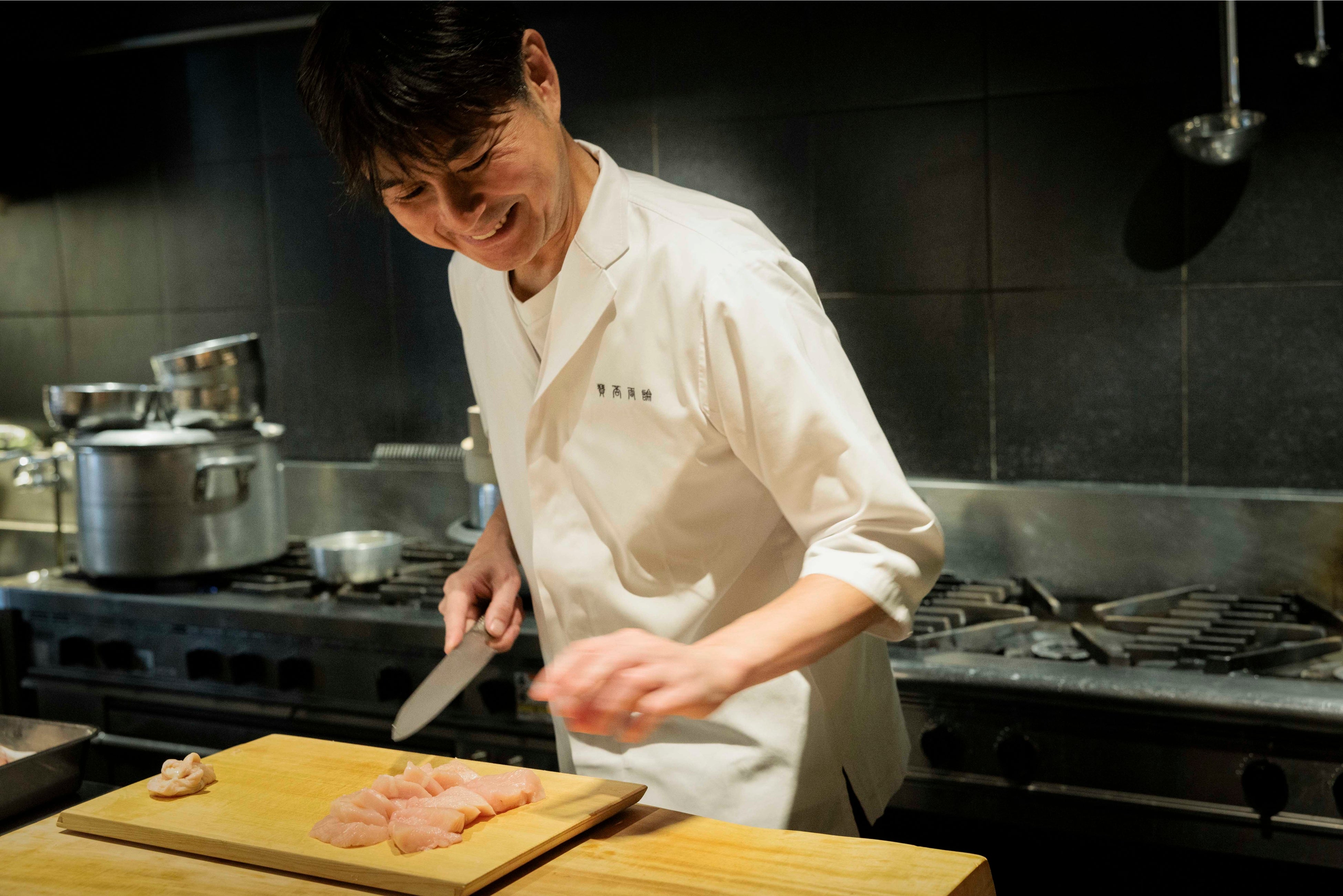 「鶏むね肉はさっと切れるから実は時短調理食材でもあるんですよ」と笠原氏。むね肉をまるで刺身のように丁寧に切り分けて調理する。