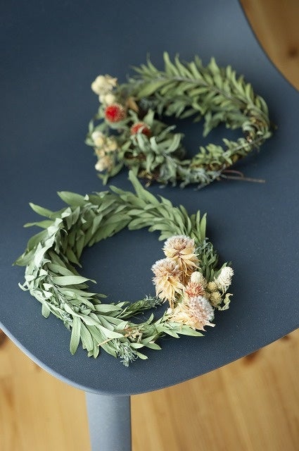 剪定したアカシア・ブルーブッシュなどの枝を使ったリース