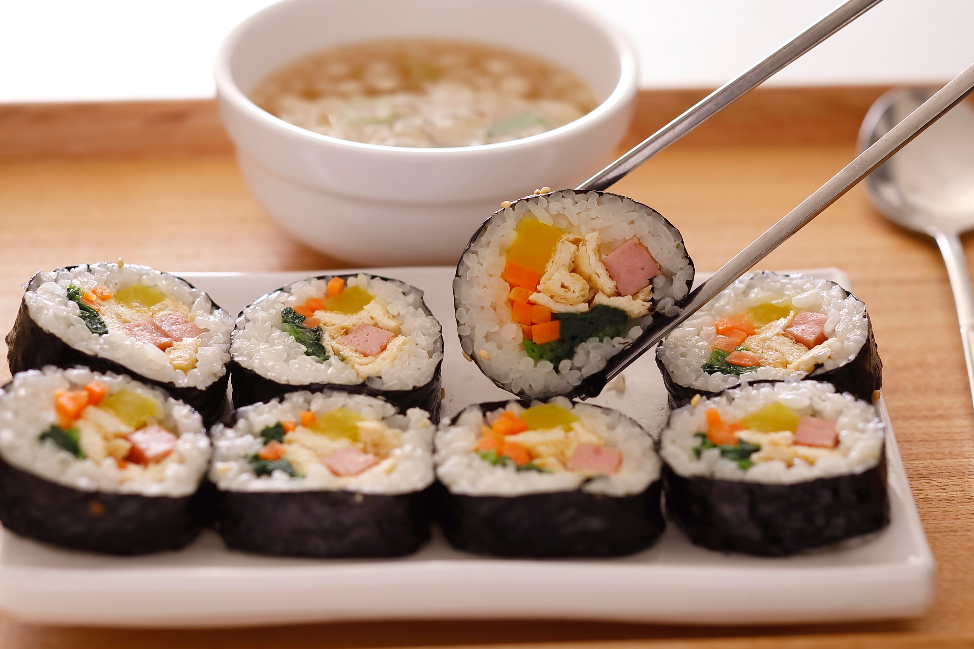 甘い油揚げ（ユブ）入りバージョンが食べたくなった人も多いはず。あのキムパプをあの汁とともに。