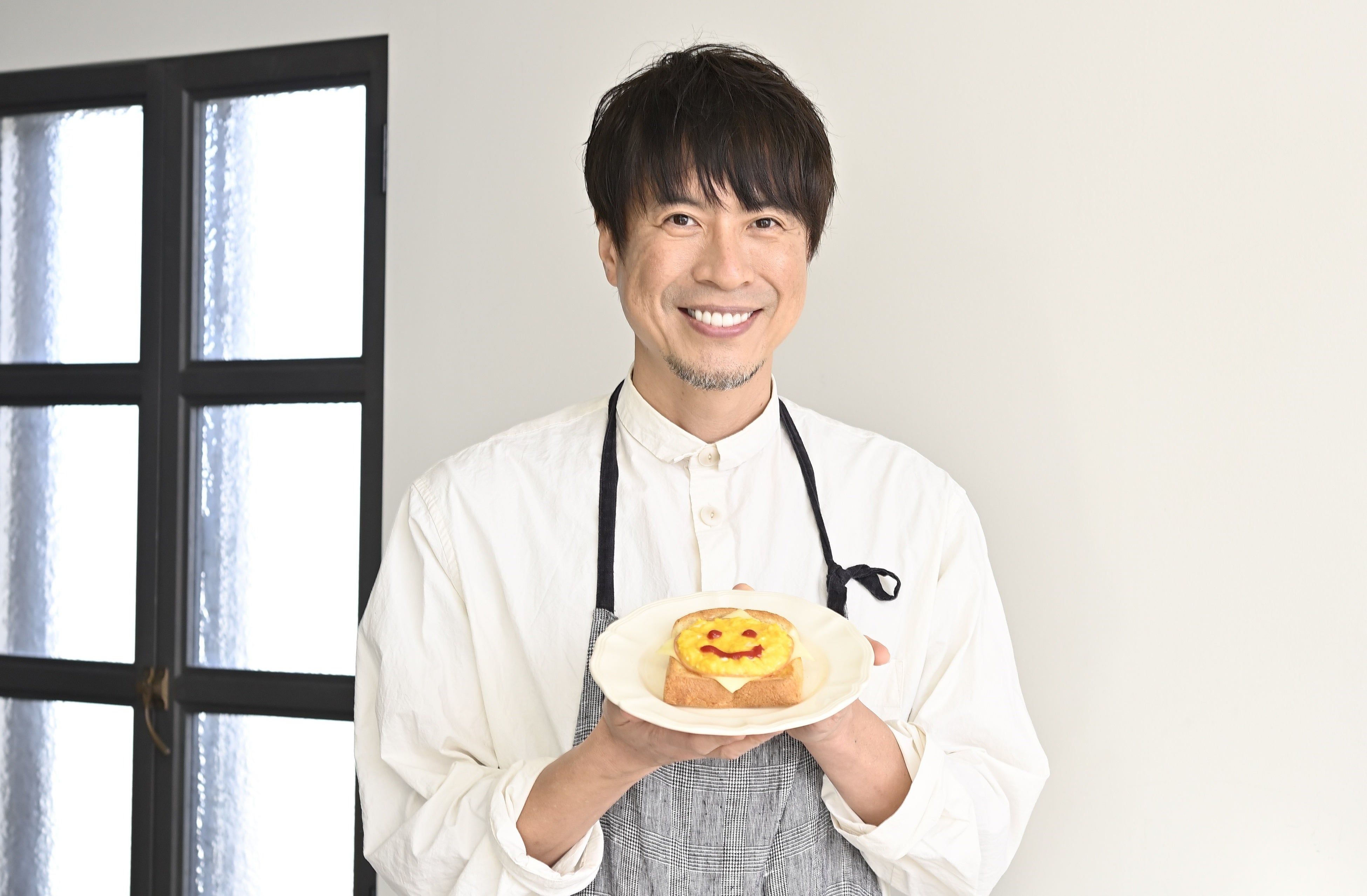 ふわふわスクランブルエッグをパンにのせたら、にこにこオープンサンドに！