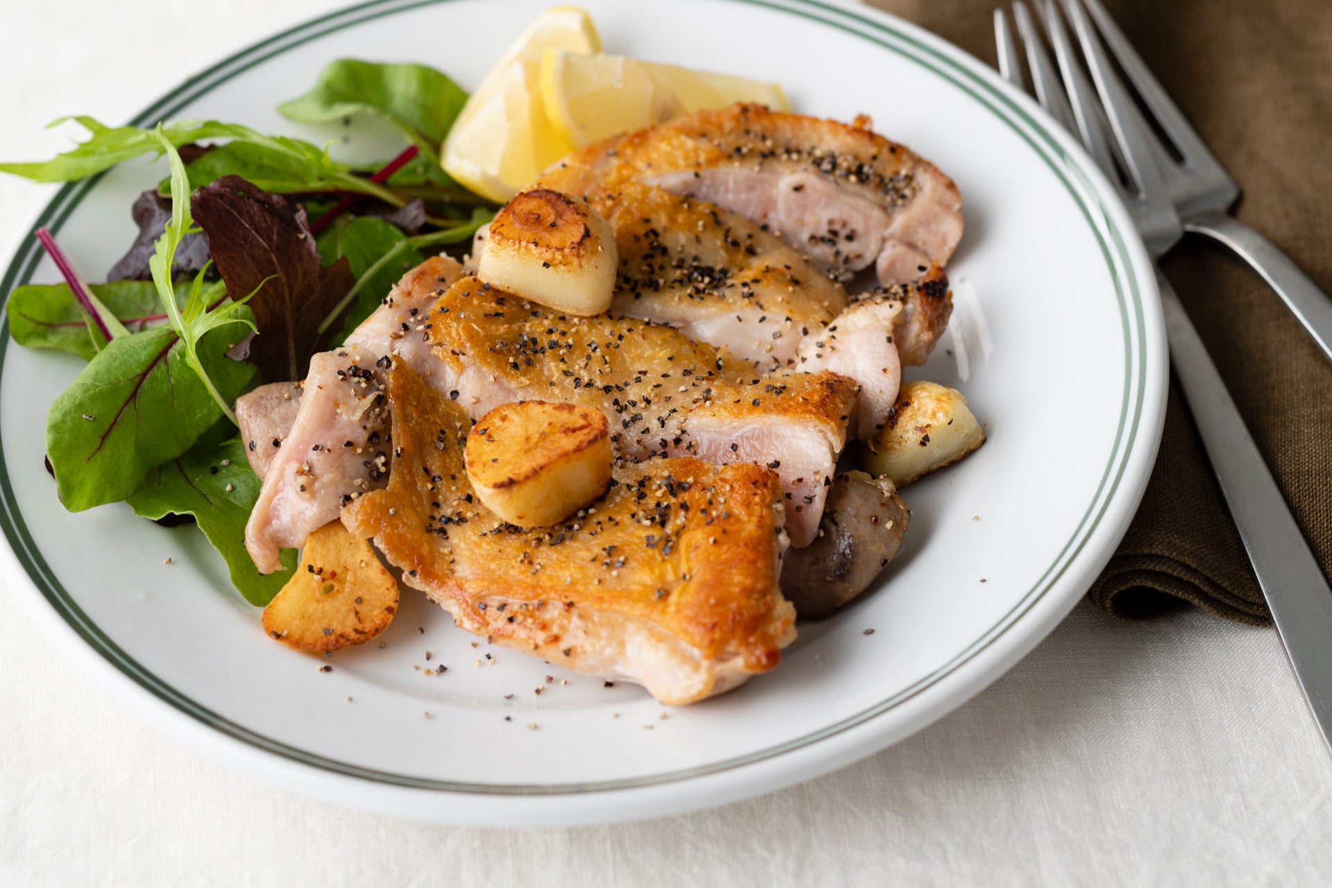 鶏もものガーリックソテー。にんにくと焼いて黒こしょうを振ればOK。下味の油効果でカリッと焼けます。