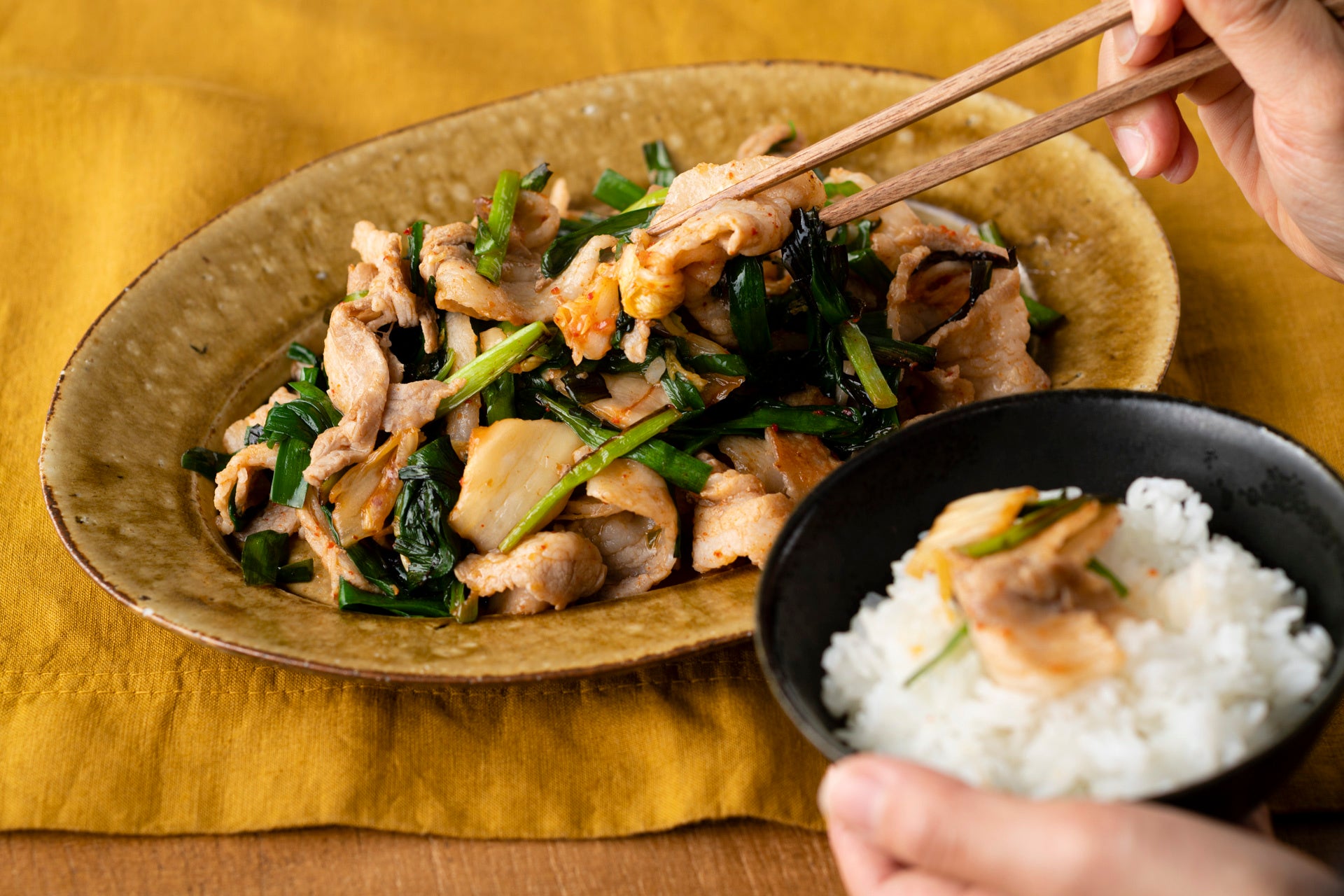 豚にらキムチ炒めは調味料ゼロで完成。キムチと炒めるだけで味のバランス良しなのは下味効果のおかげ。