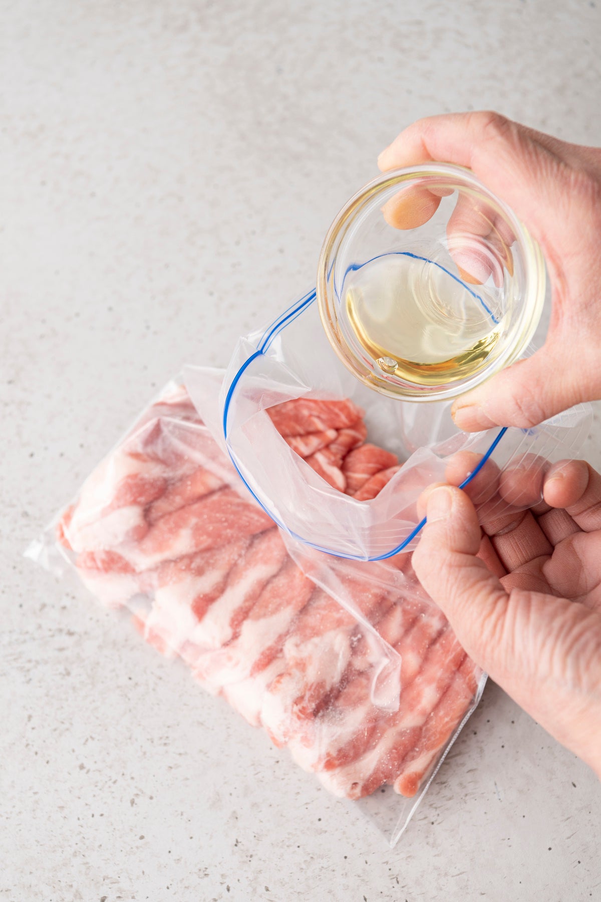 袋の上からやさしくなじませます。油コーティングで空気にふれにくくなり、保存性が高まります。