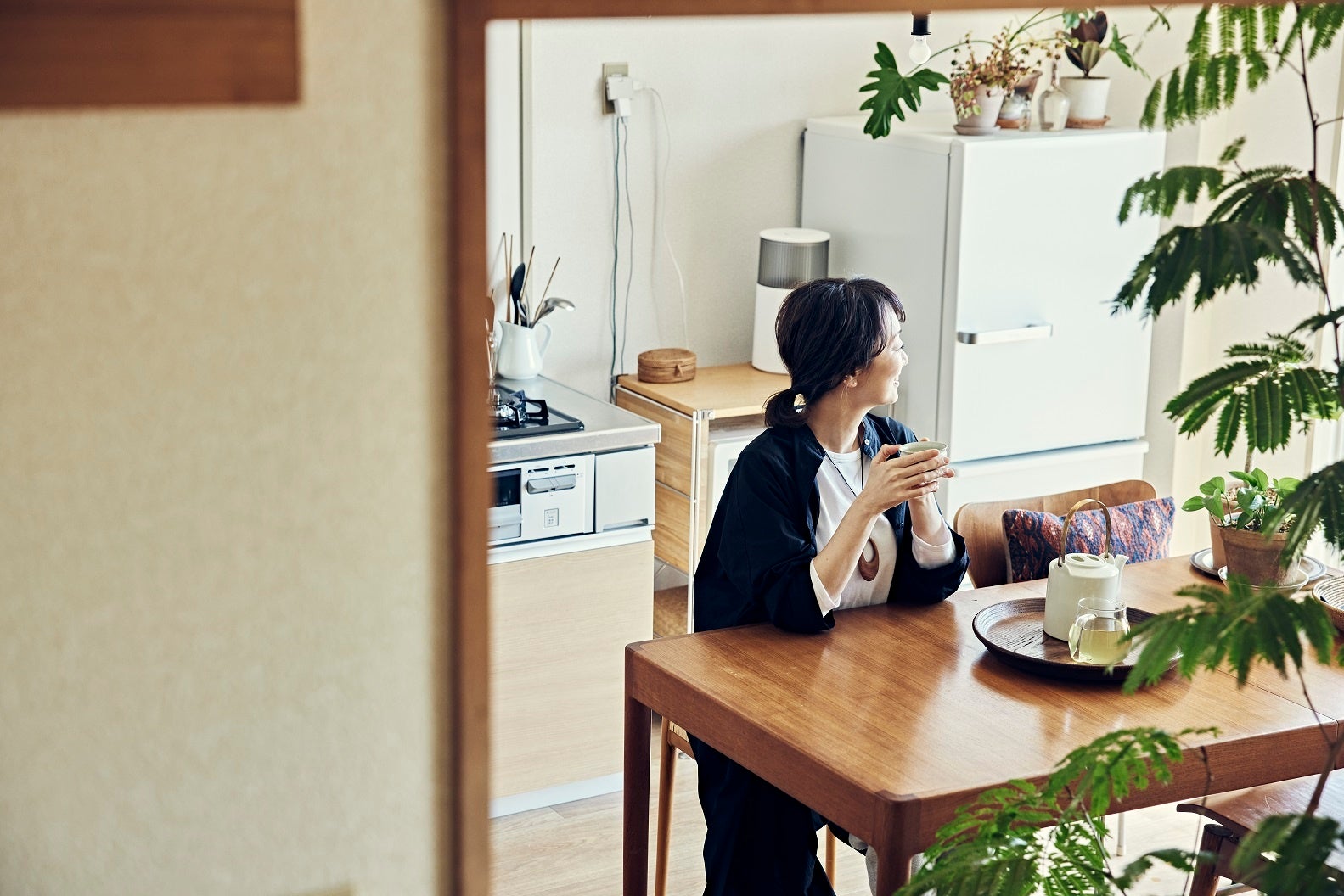 明るく風通しのよいダイニング。日々、大活躍のダイニングテーブルは青林製作所のもの。