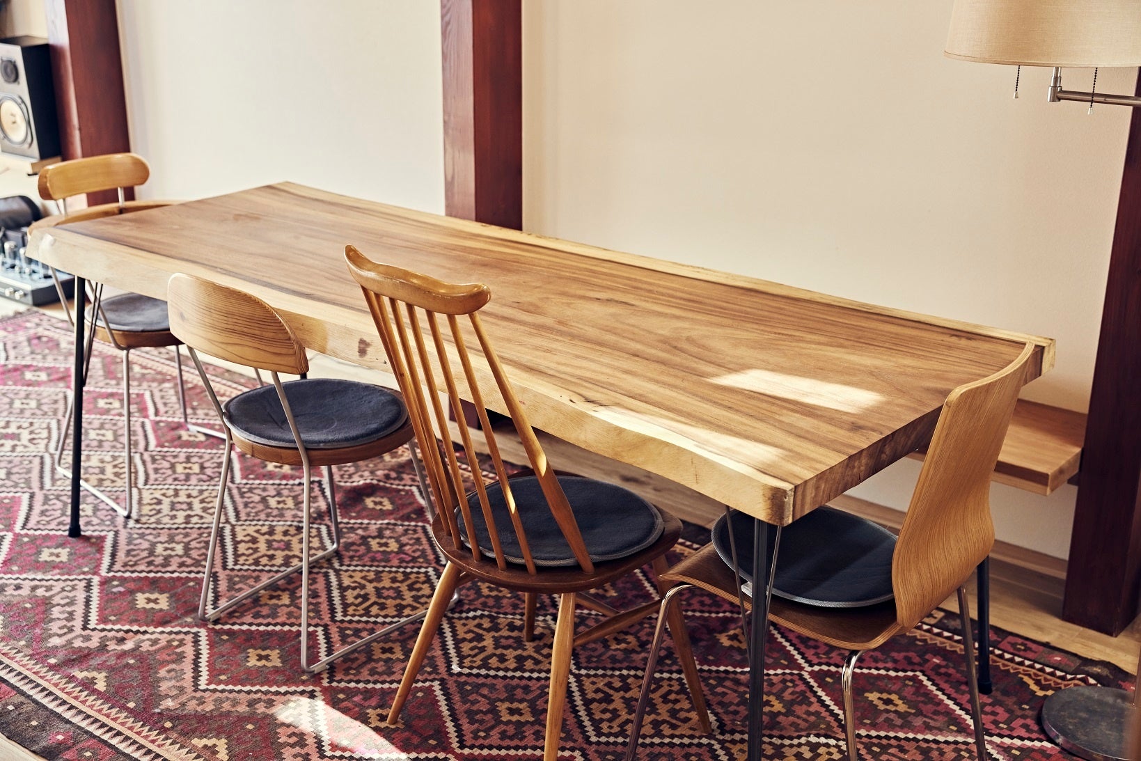 家を建てたからこそ迎えられた、念願のヴィンテージラグと一枚板のダイニングテーブル。