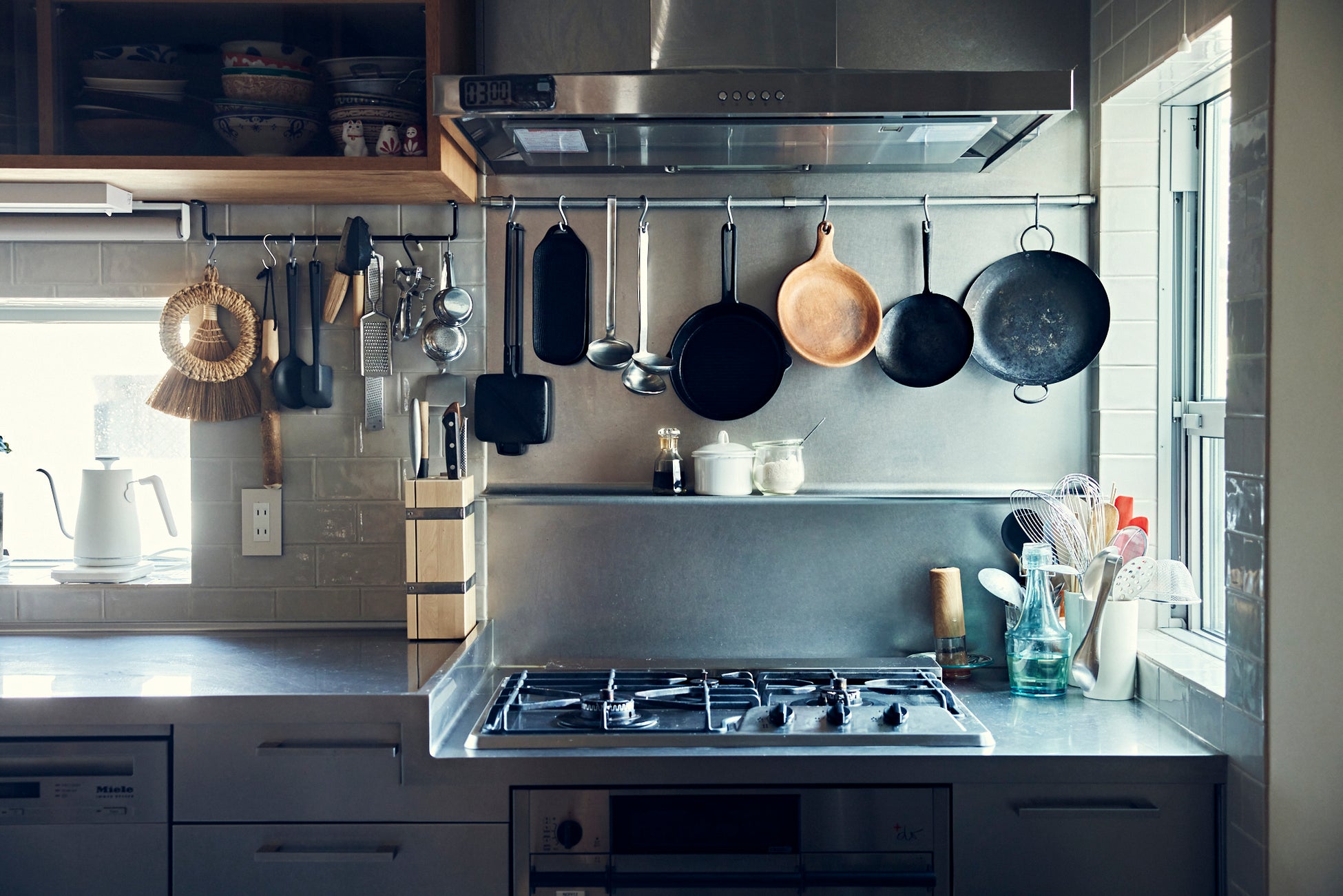 「台所の窓から光が射すことは最優先事項でした」一日の大半を過ごす場所なので、家づくりも台所中心に。