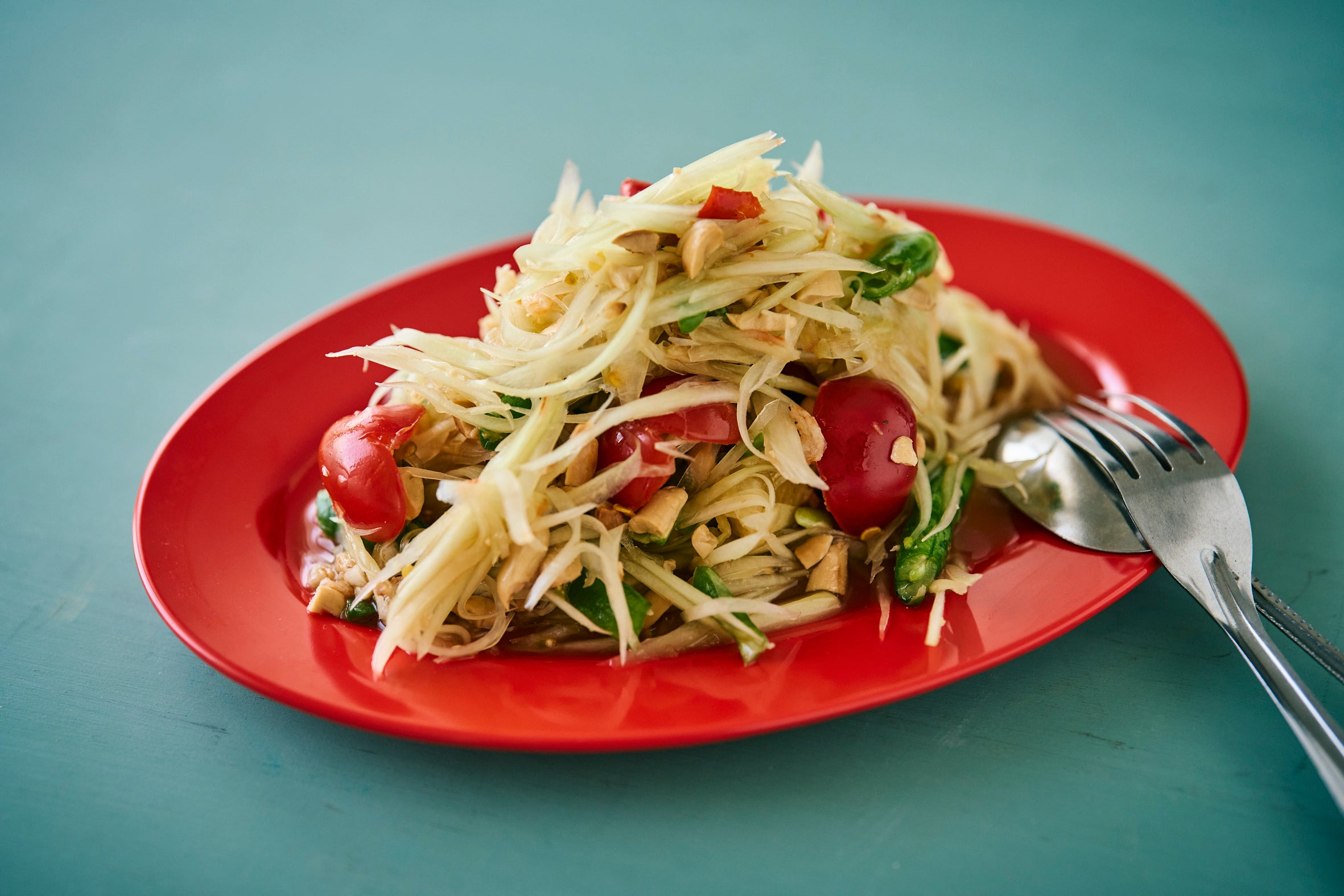 最近日本でもよく見かける青パパイヤで作るサラダ「タムタイ」。