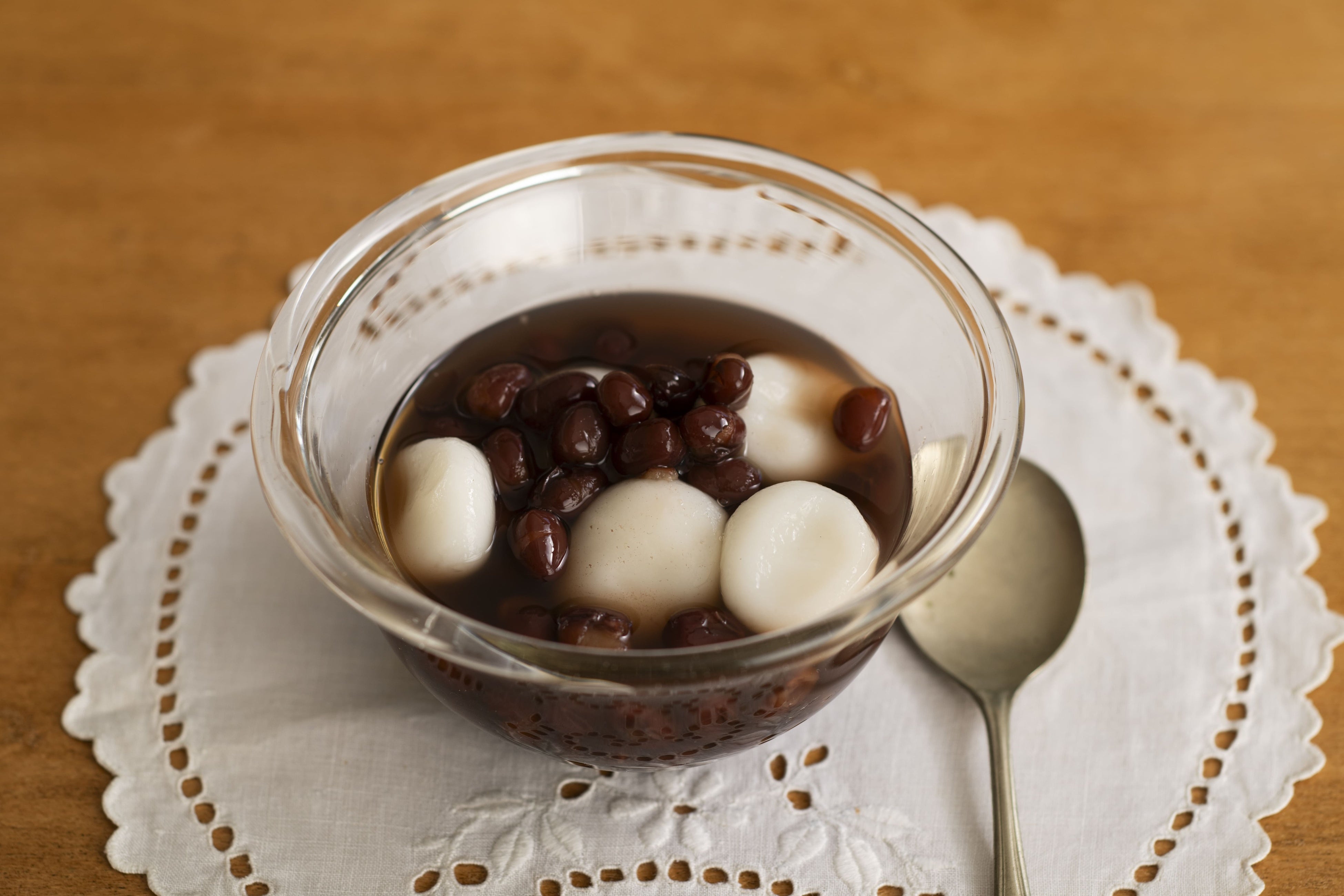 豆を煮て白玉あずきのデザート