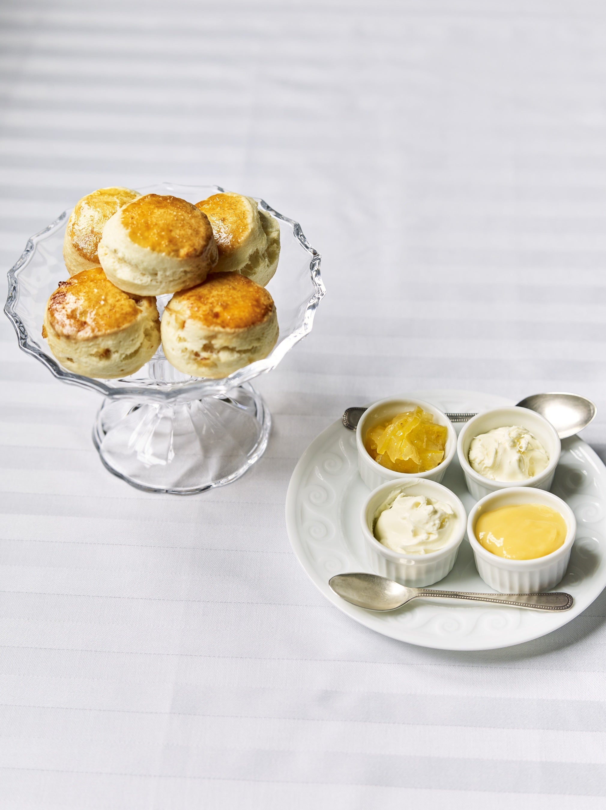 プレーンスコーンとオレンジスコーン。