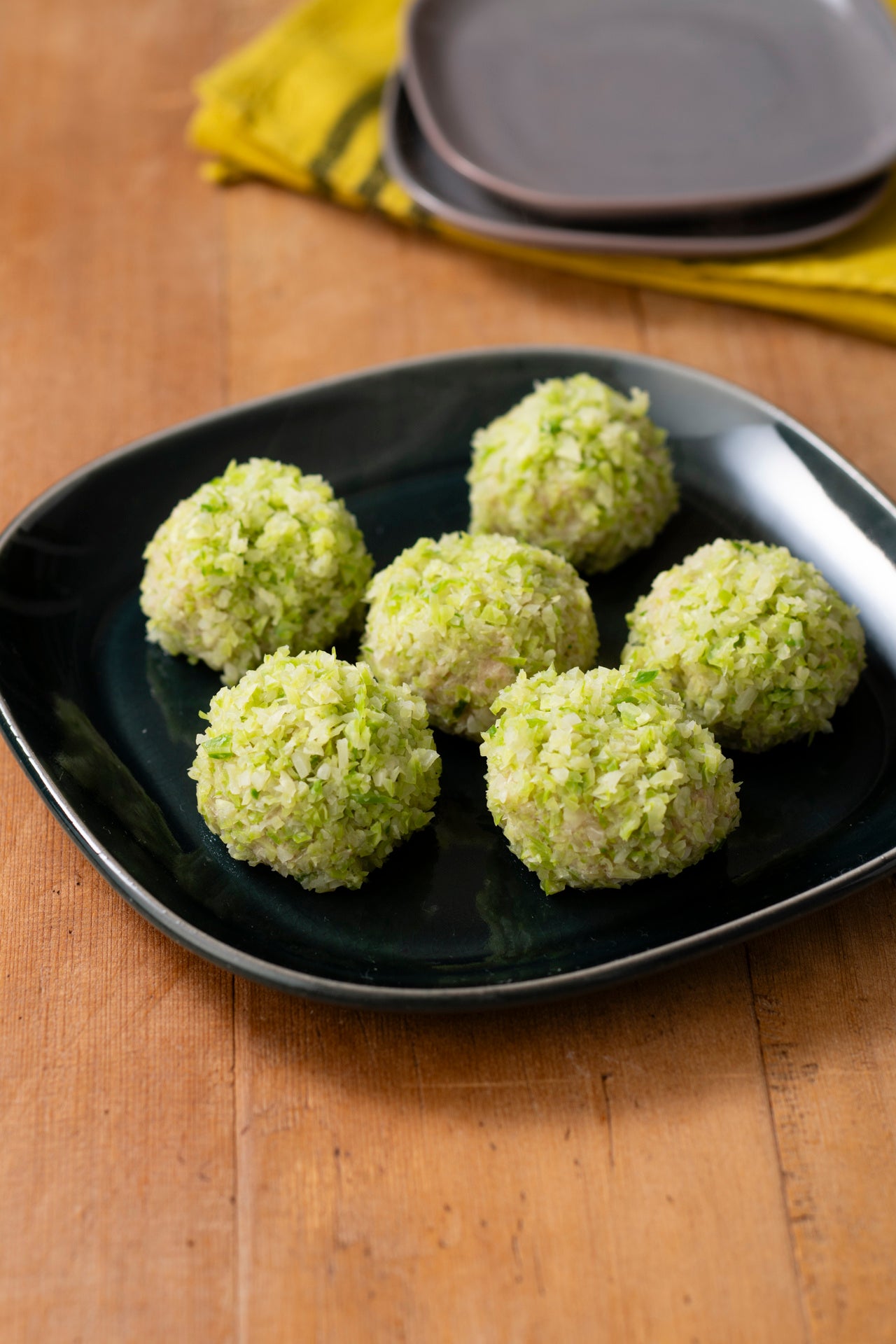 ぶんぶんしたキャベツをシュウマイの皮がわりに。シャキッとした食感で、やみつきに。