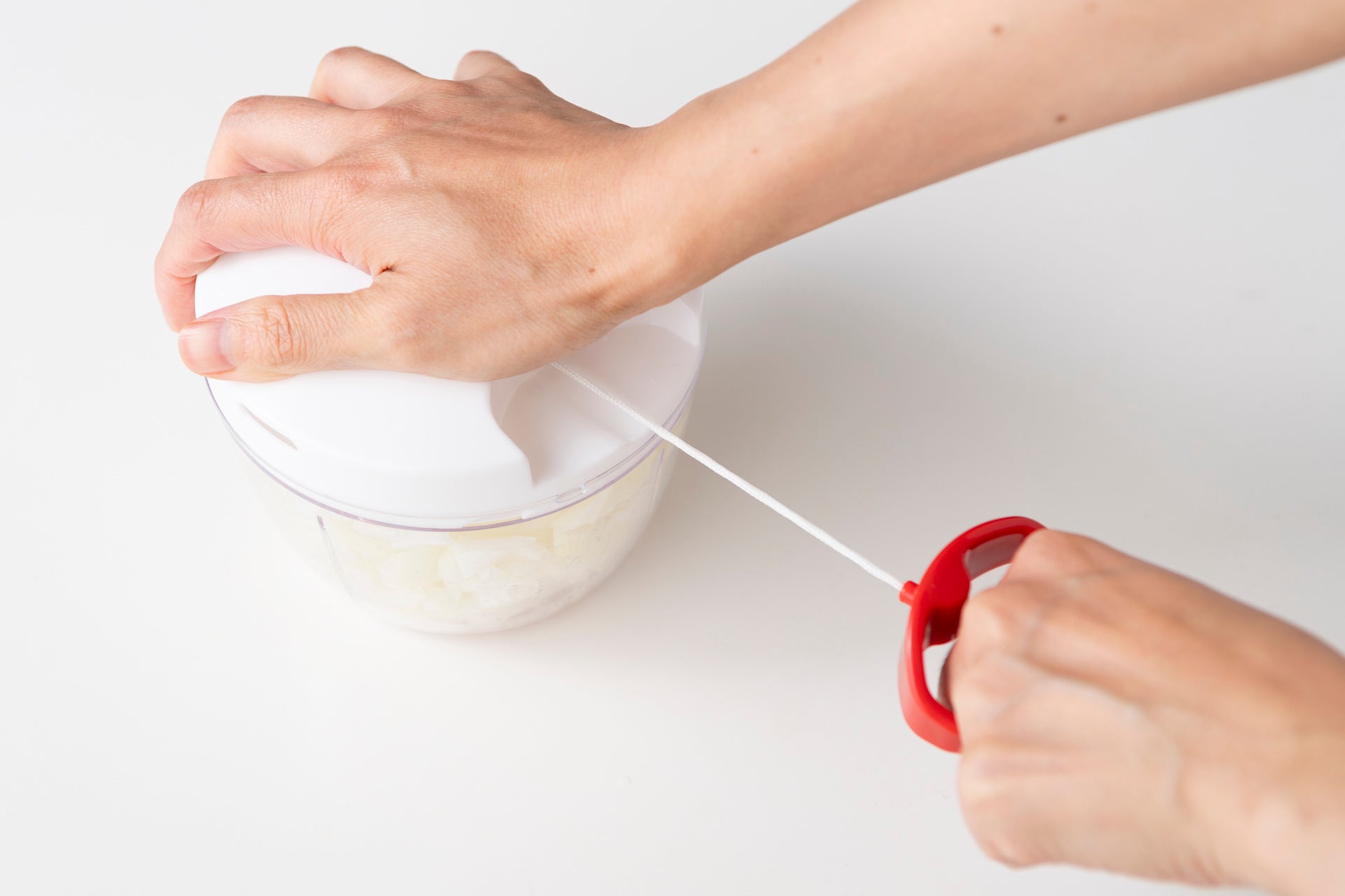 材料を入れて紐を引っぱるだけ