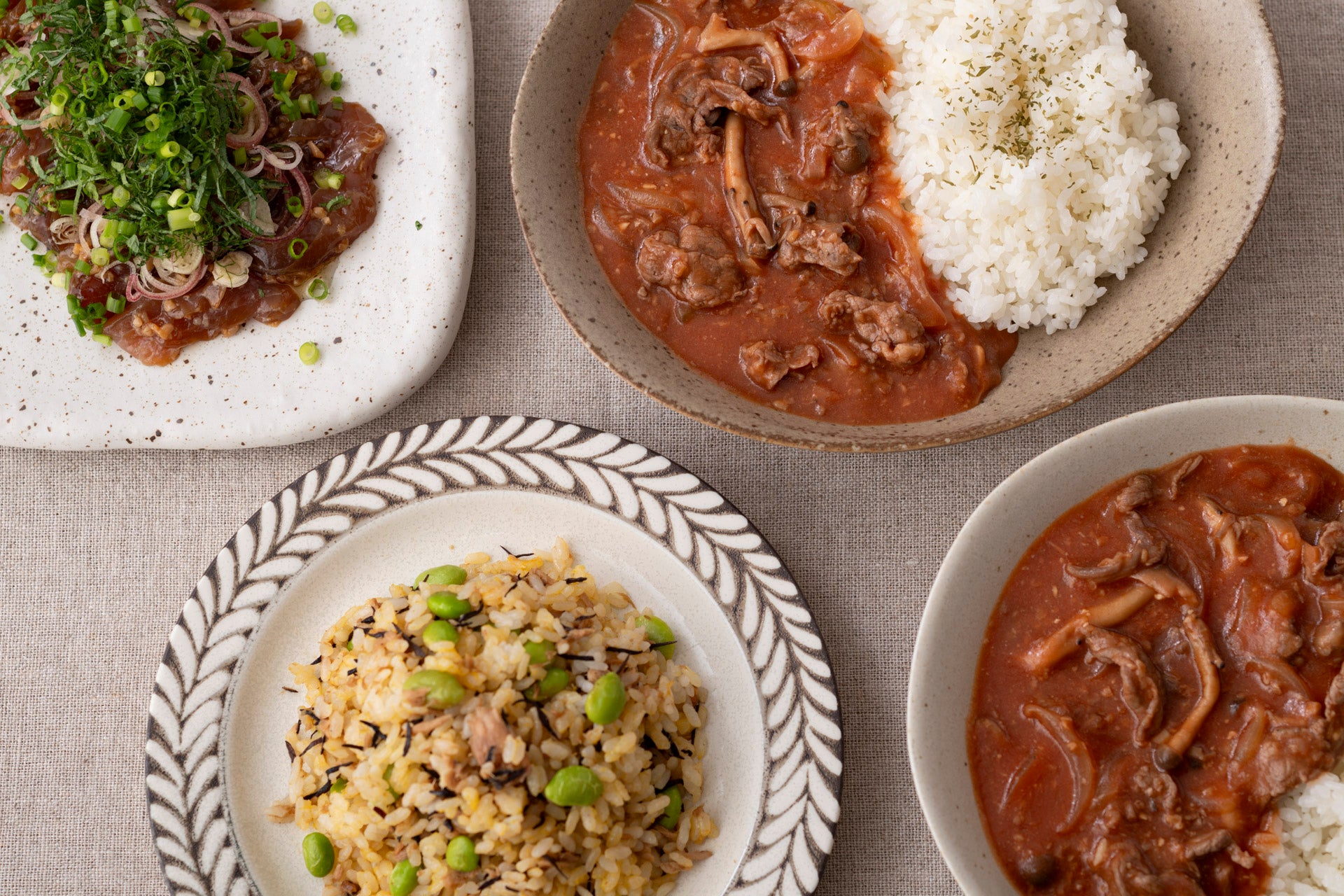 しょうゆ麹を使った料理。写真右上から時計回りに、麹ハヤシライス、薬味たっぷり しょうゆ麹づけ刺し身、ひじきとツナの和風チャーハン。