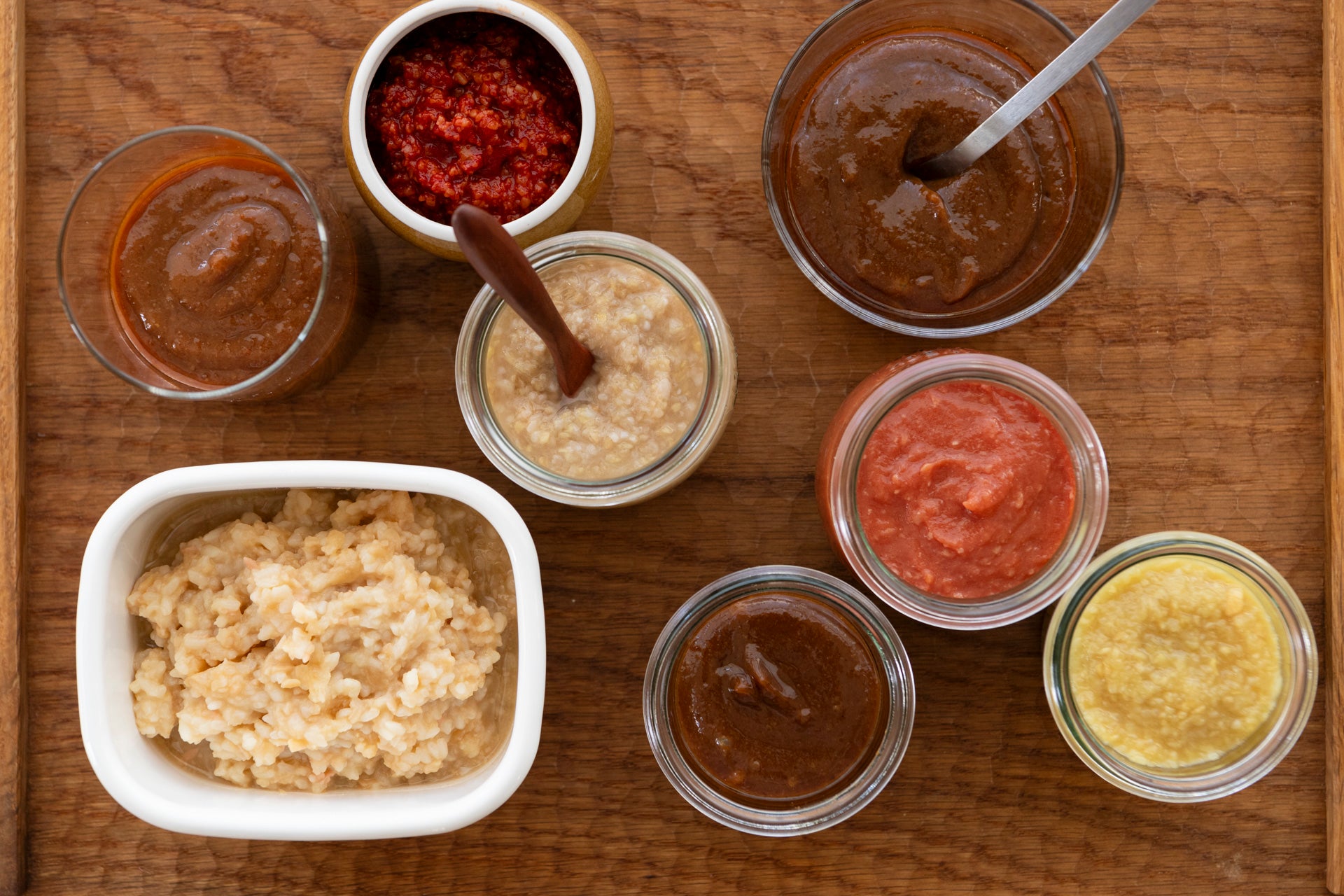 写真右上から時計回りに、焼肉のたれ、トマトケチャップ、にんにく麹、めんつゆ、白みそ、中濃ソース、コチュジャン、しょうが麹。