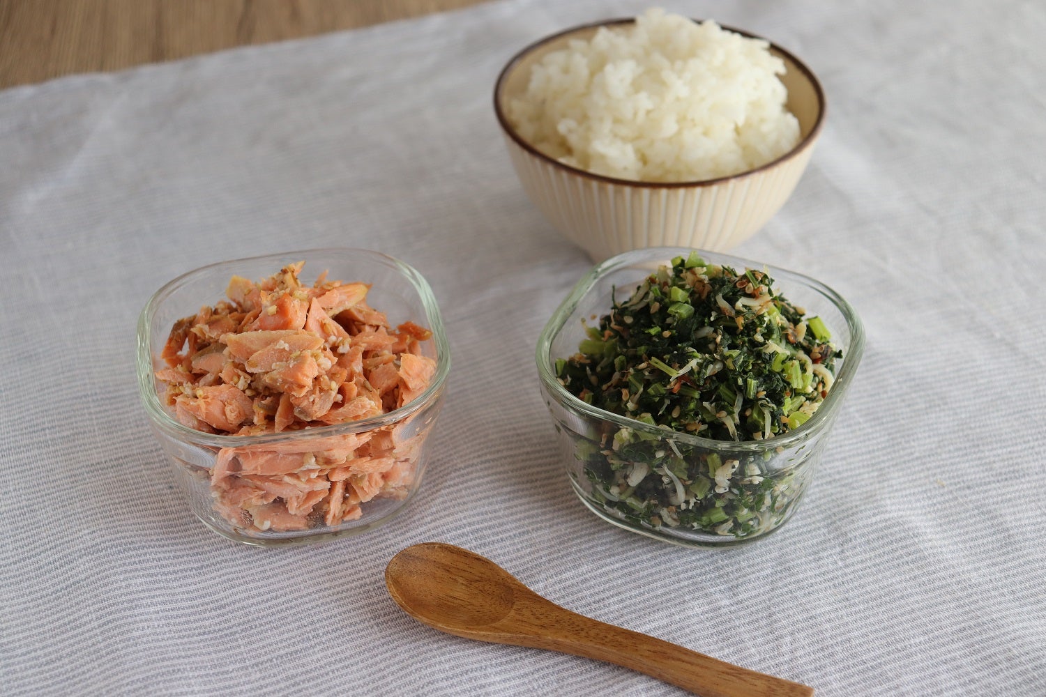 写真右から、大葉のふりかけ、鮭フレーク。