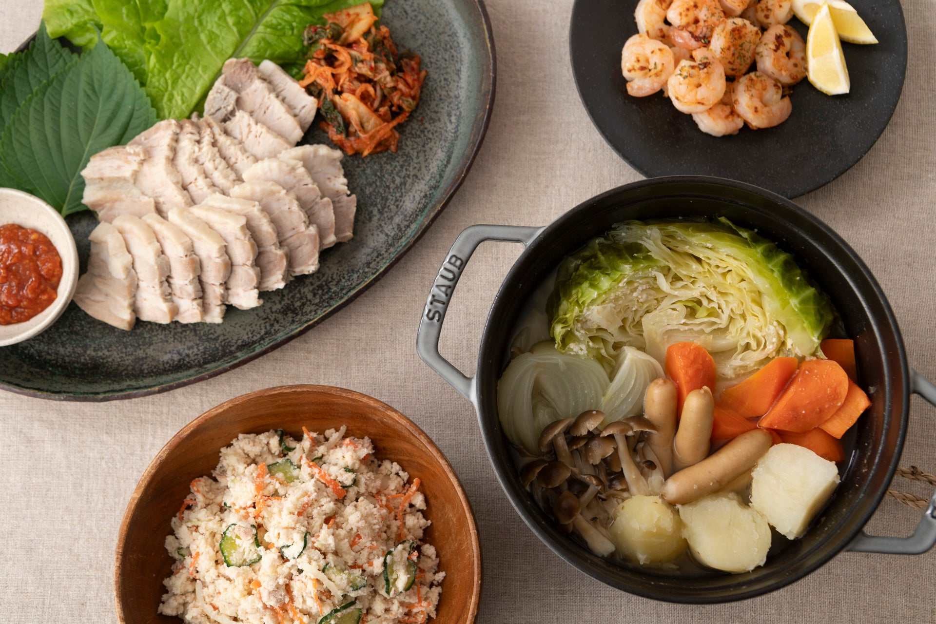 塩麹と使った料理。写真右上から時計回りにガーリックシュリンプ、塩麹ポトフ、ポテサラ風おからサラダ、ポッサム