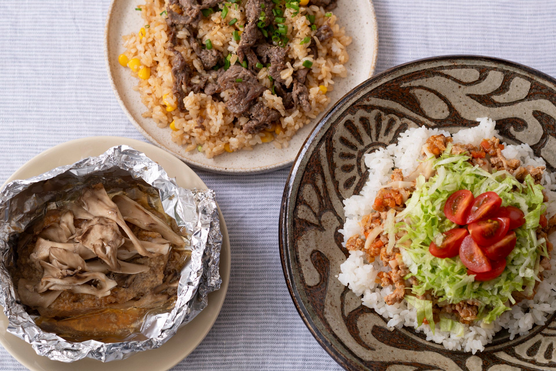 写真右から時計回りに、タコライス、まいたけ香る 包み焼きハンバーグ、ペッパーランチ風ごはん。