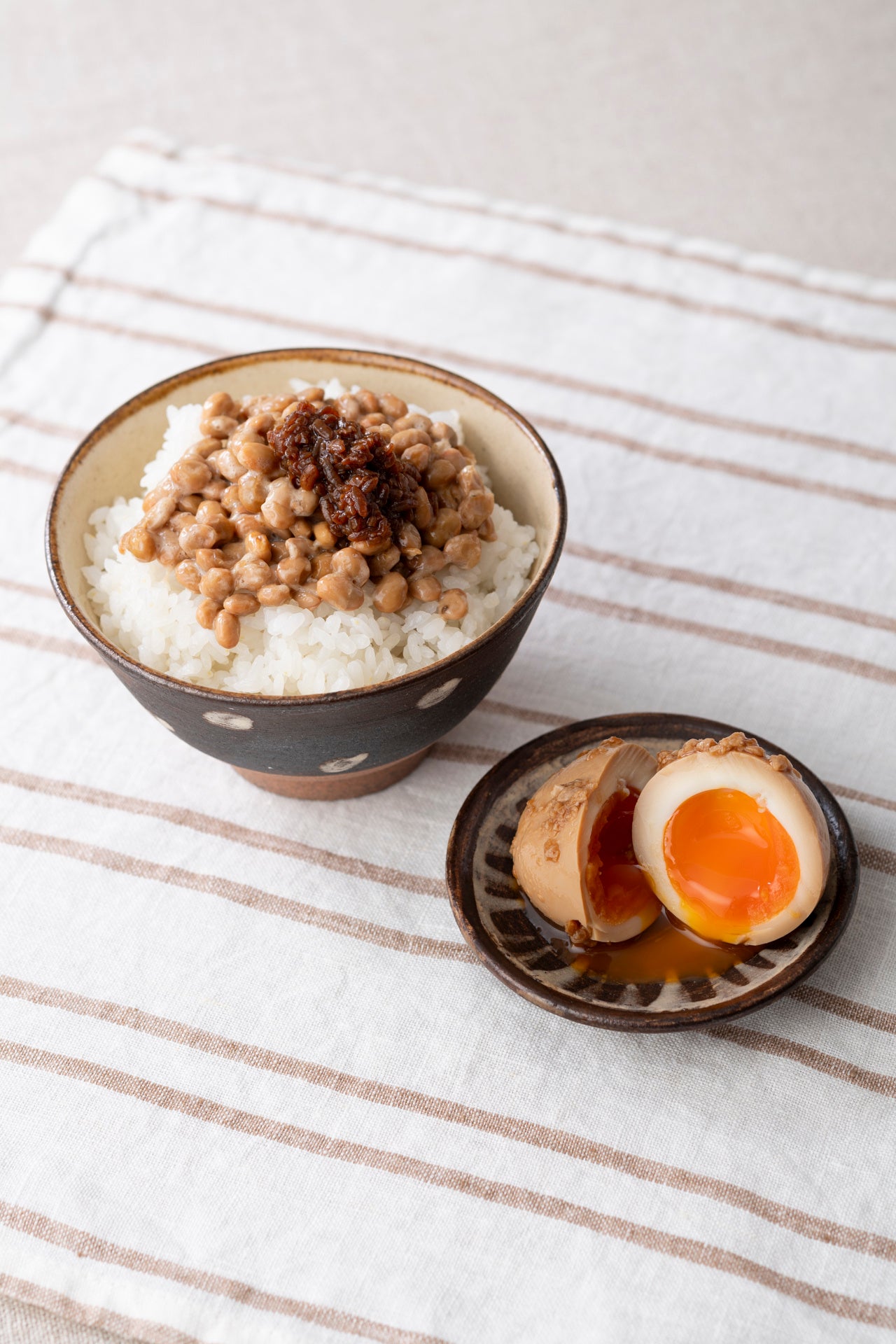 納豆ごはん。しょうゆ麹を入れればたれいらず。