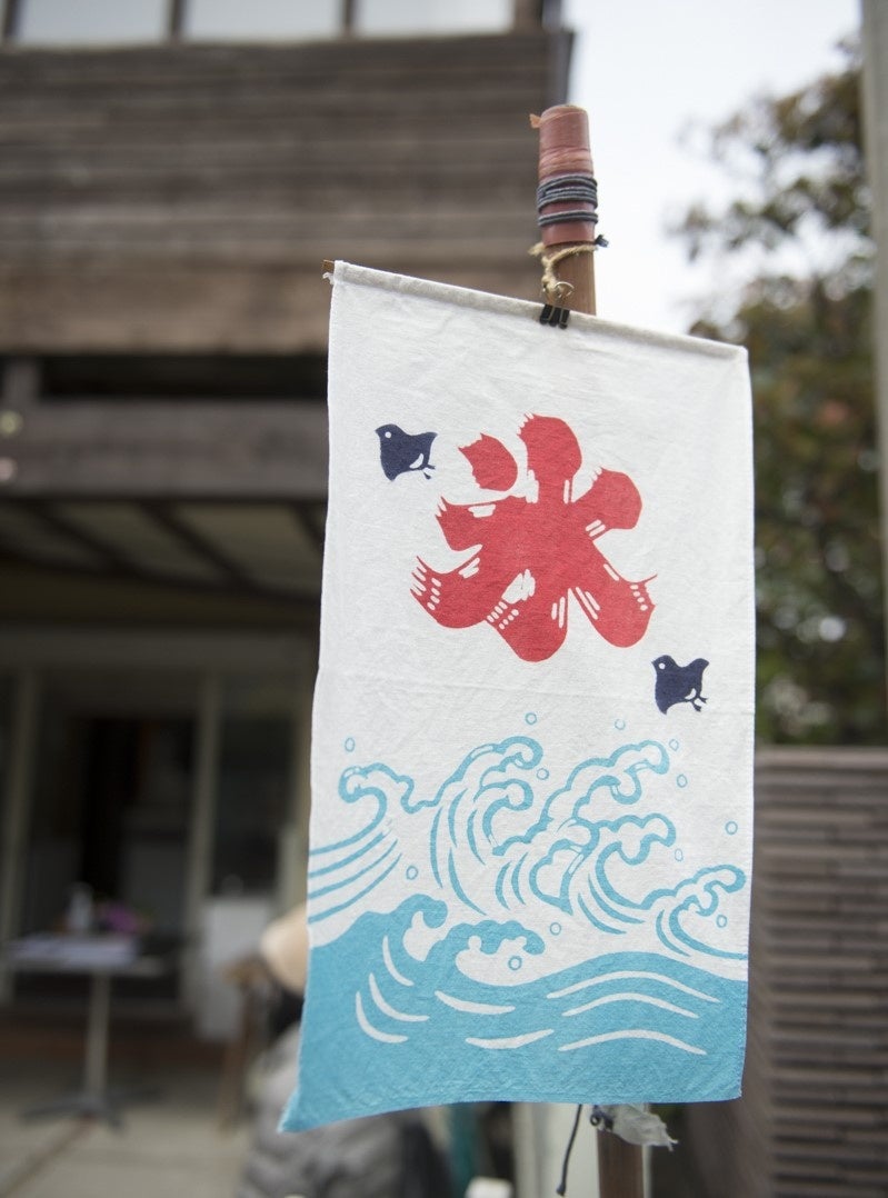 店は鵠沼海岸駅から、徒歩2～3分。雨でも冬でも、気持ちよく食べられるように、店内は何度かリノベーションをした。