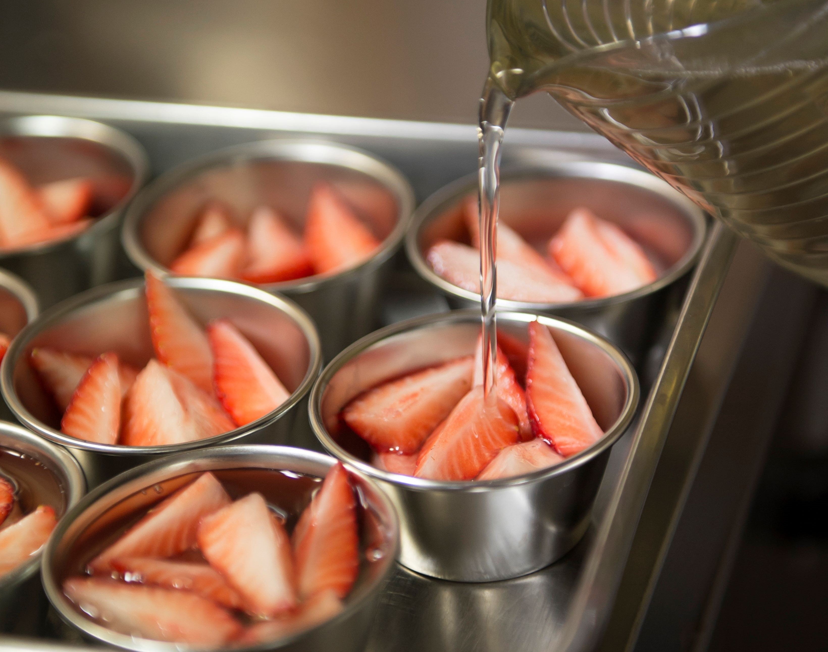 いちごは神奈川・平塚産「さちのか」。氷のなかでもやわらかいように、ゼラチンと寒天の配合も工夫。