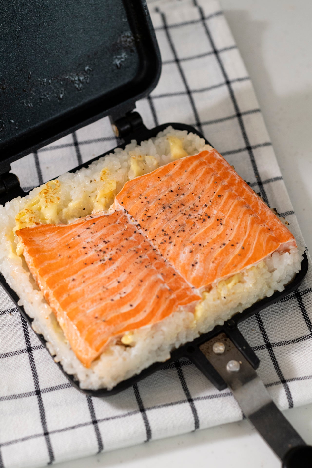 衝撃の！炙りサーモンは子どもたちのリクエストに応えて作った、たじ家の定番メニュー。