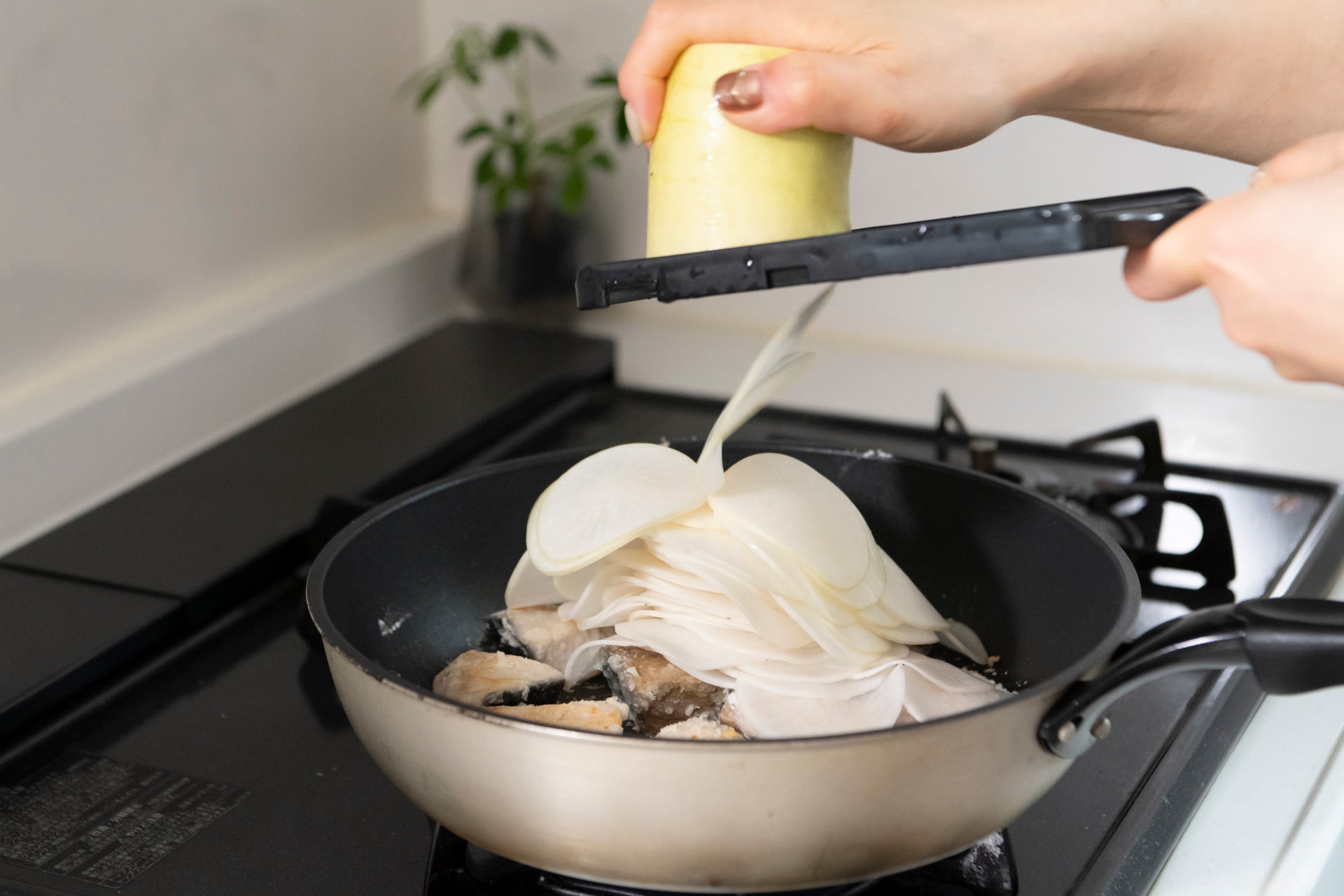 食材はスライサーで薄切りやせん切りに。