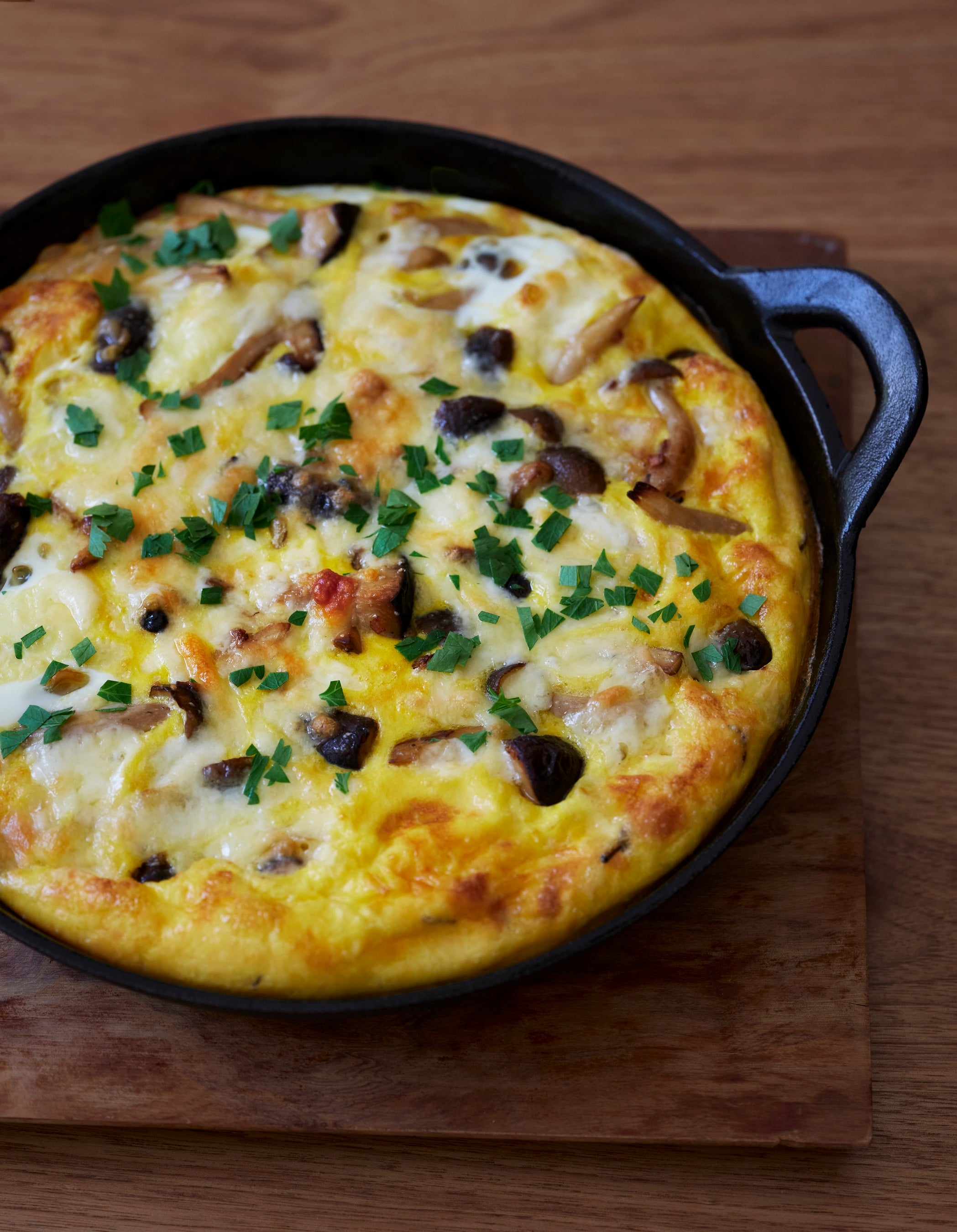 焼きつけて、うまみと香りを引き出してからオーブンに。鉄鍋だからできる料理です。