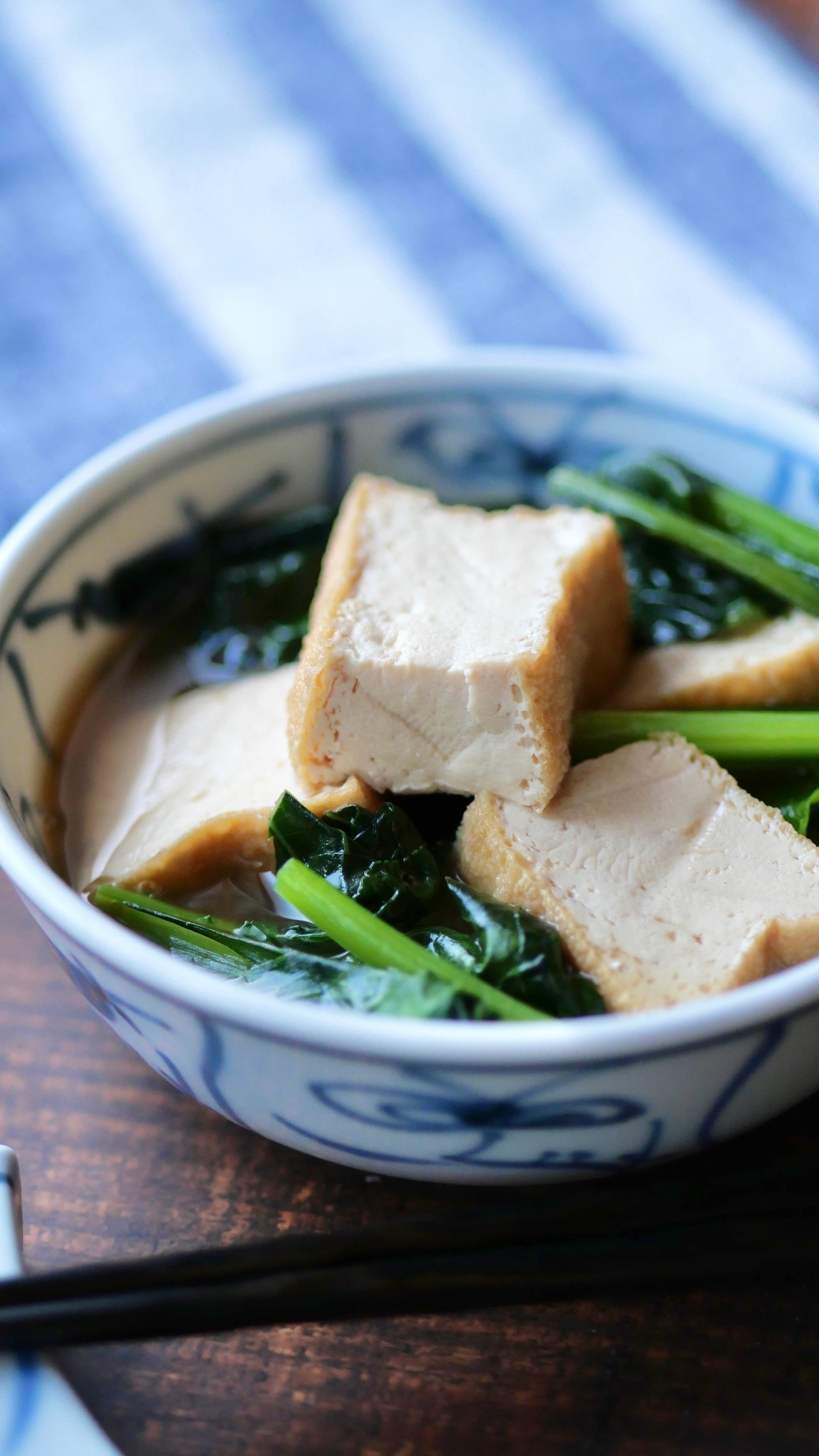 小松菜の煮びたし。切って煮るだけ。厚揚げで食べごたえのある一品に。