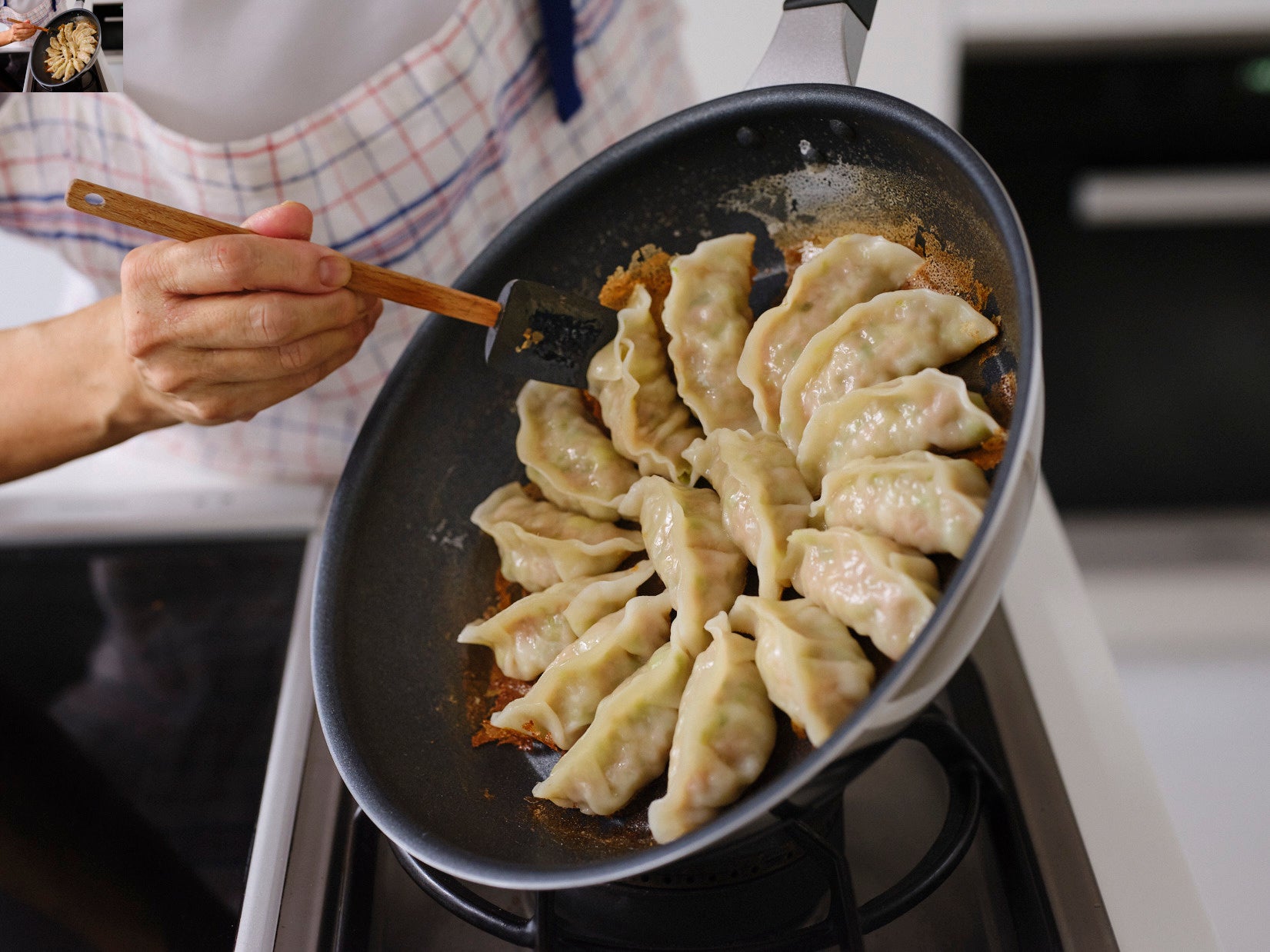 餃子には、直径28cmのフッ素樹脂加工のフライパンを使用。初心者でも羽根パリ餃子が作れます。焼き加減がポイント。