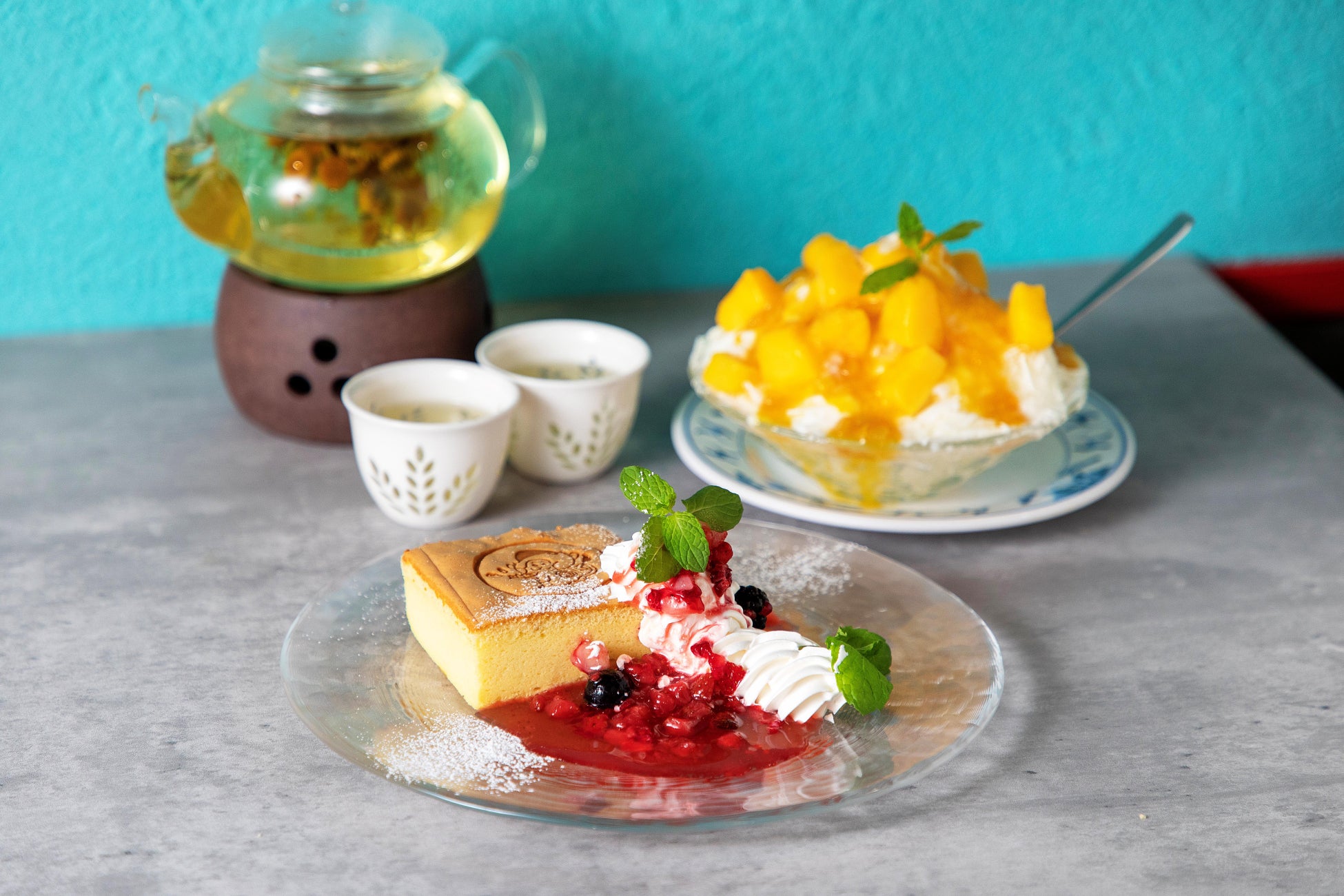「mixベリー凸台湾カステラ/790円」、「マンゴー台湾かき氷 雪花氷/690円」 「台湾茶(ポット)東方美人/900円」