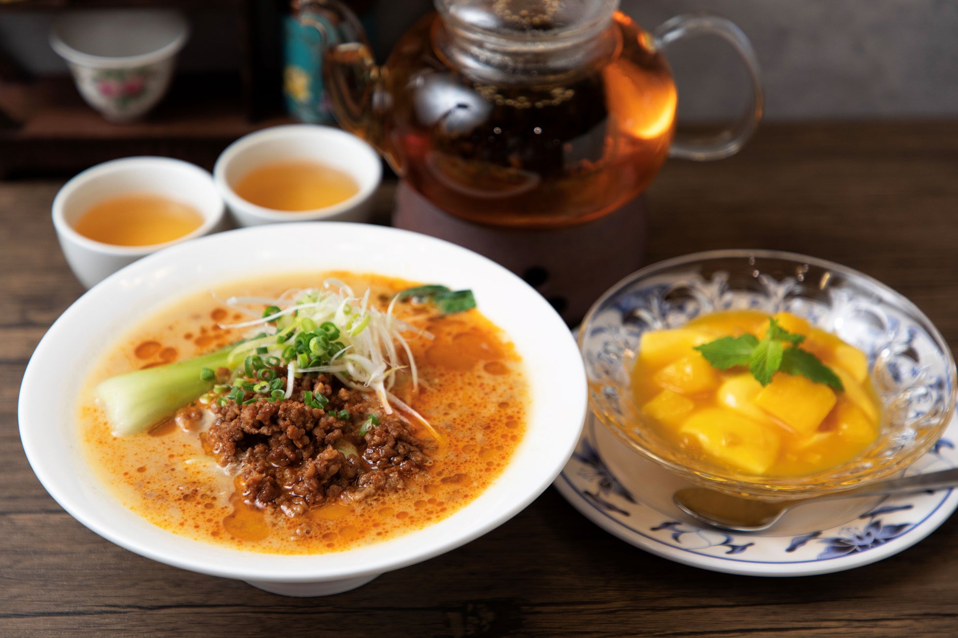 「豆乳担々麺/790円」、「マンゴープリン/390円」 「台湾茶(ポット)凍頂烏龍茶/800円」