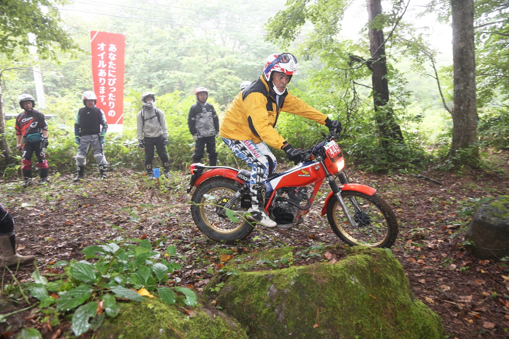 トライアルに挑むライダー