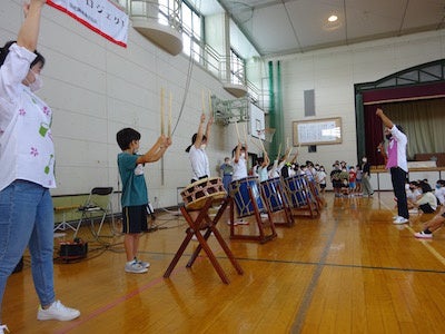 和太鼓の演奏体験の様子