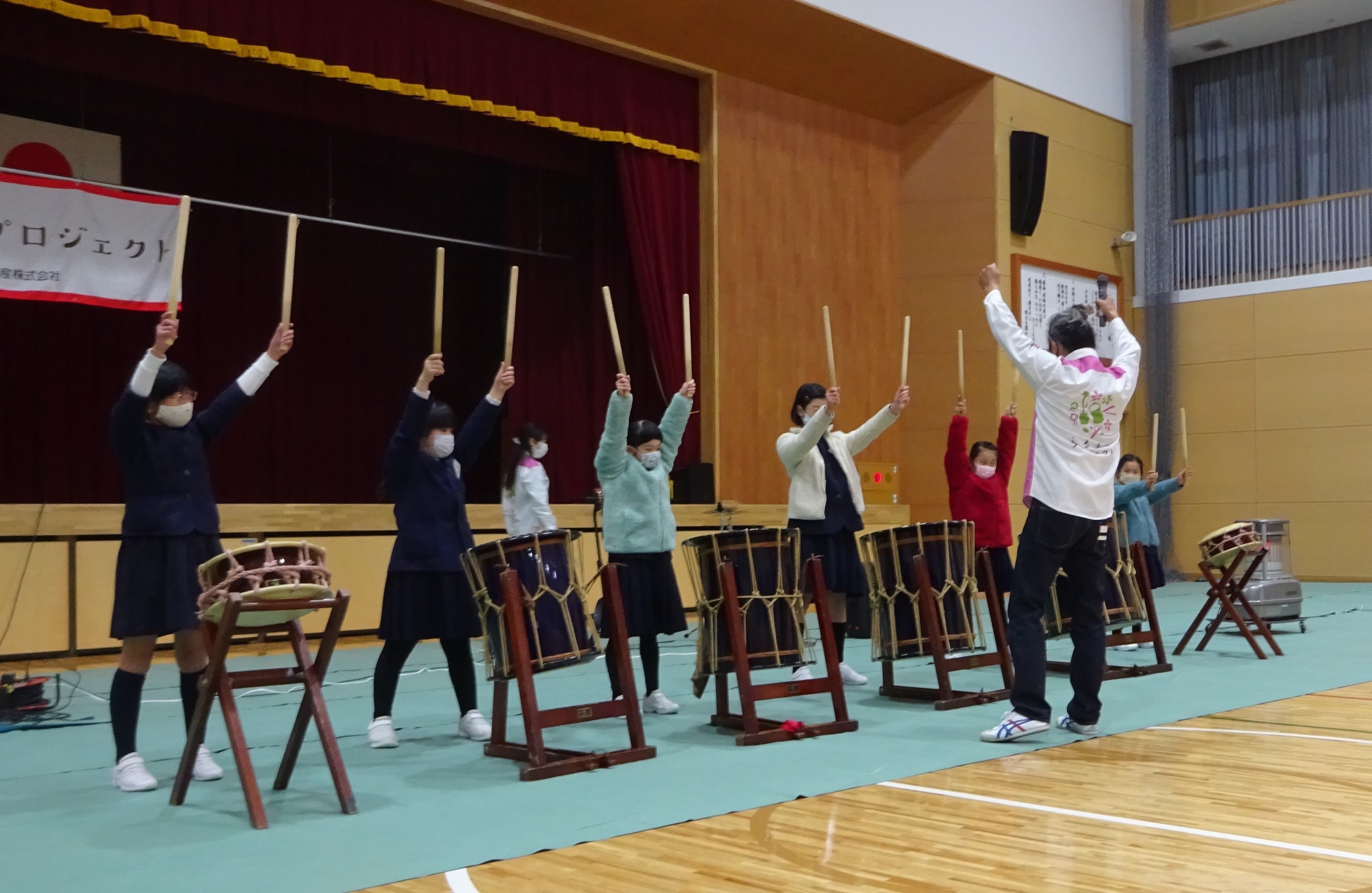 和太鼓の演奏体験の様子