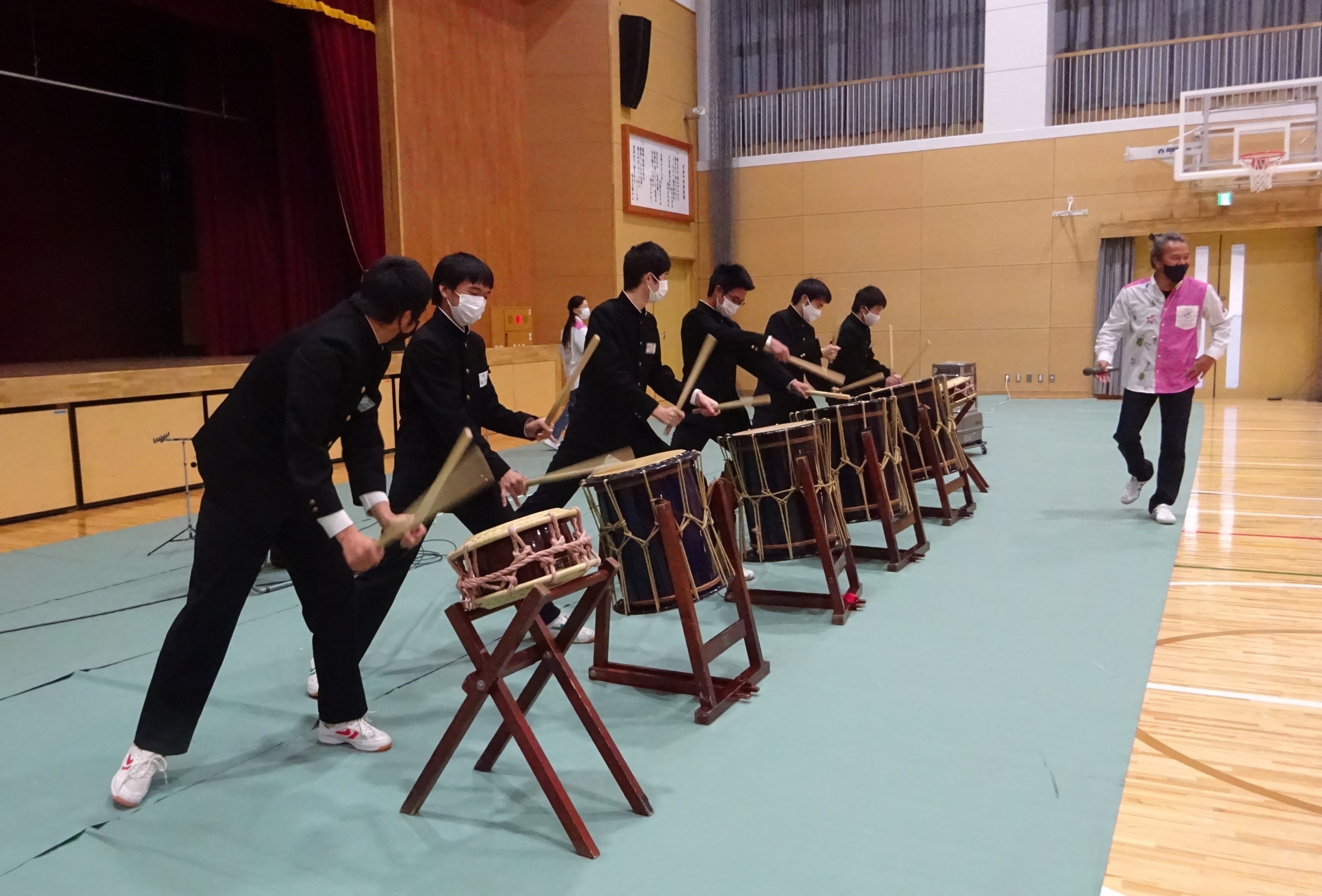 中学生が迫力のある演奏を披露
