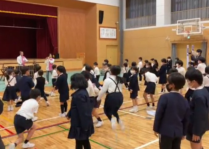 演奏に合わせて自由にダンス