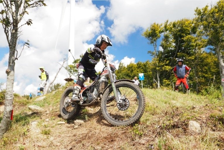 トライアルに挑むライダー