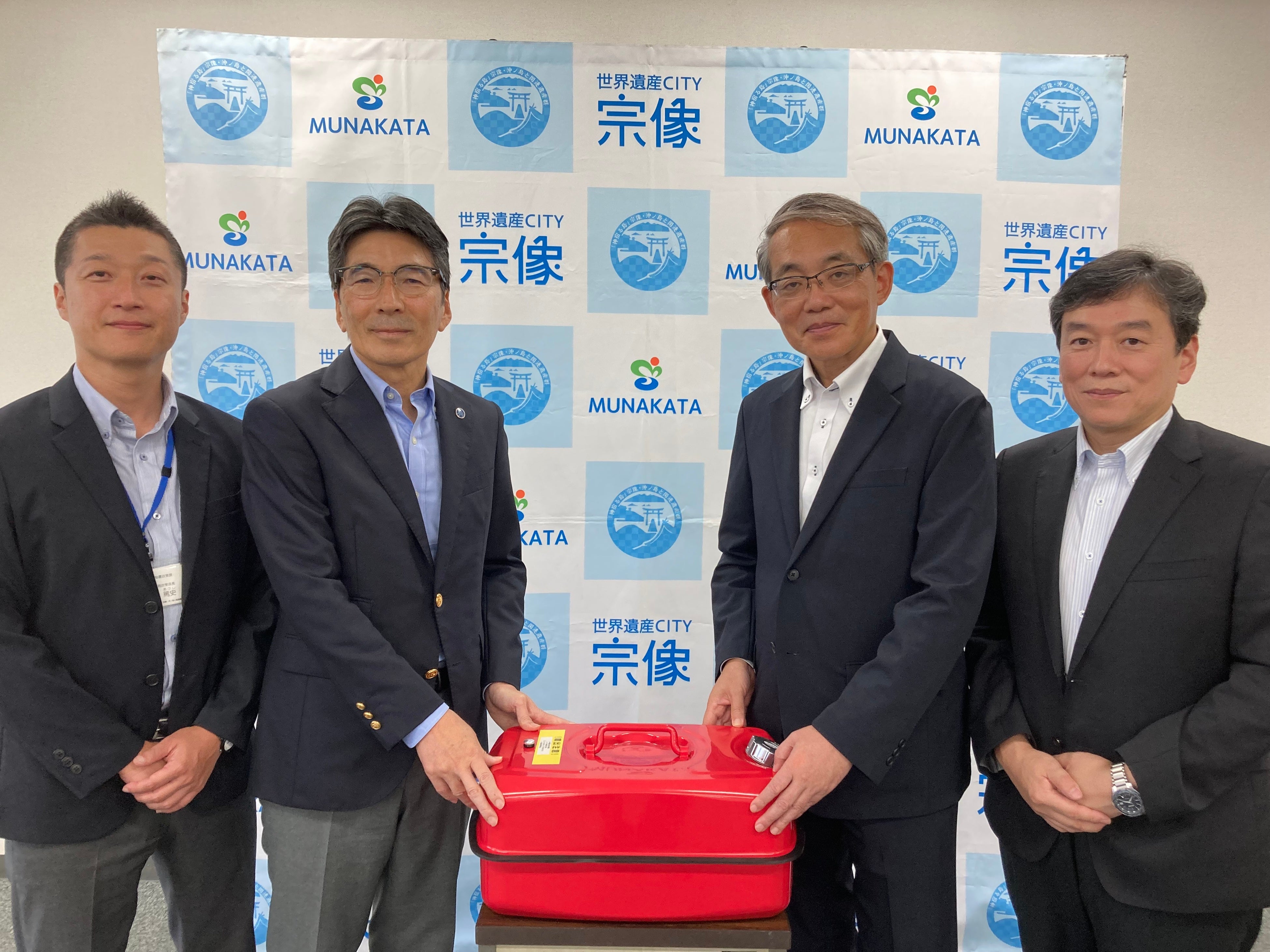 宗像市へ生成油を納入（向かって左から：宗像市 総務部秘書政策課 赤田篤史主幹兼広報政策係長、河野克也副市長、出光興産(株)神野幹也九州支店長、ケミカルリサイクル・ジャパン(株)岡村仁彦代表）