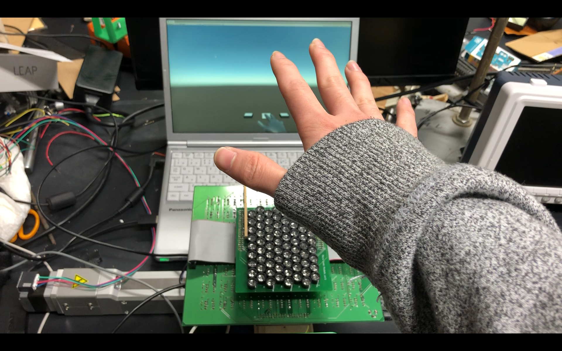 望月草馬《非接触型触感提示装置》 2019