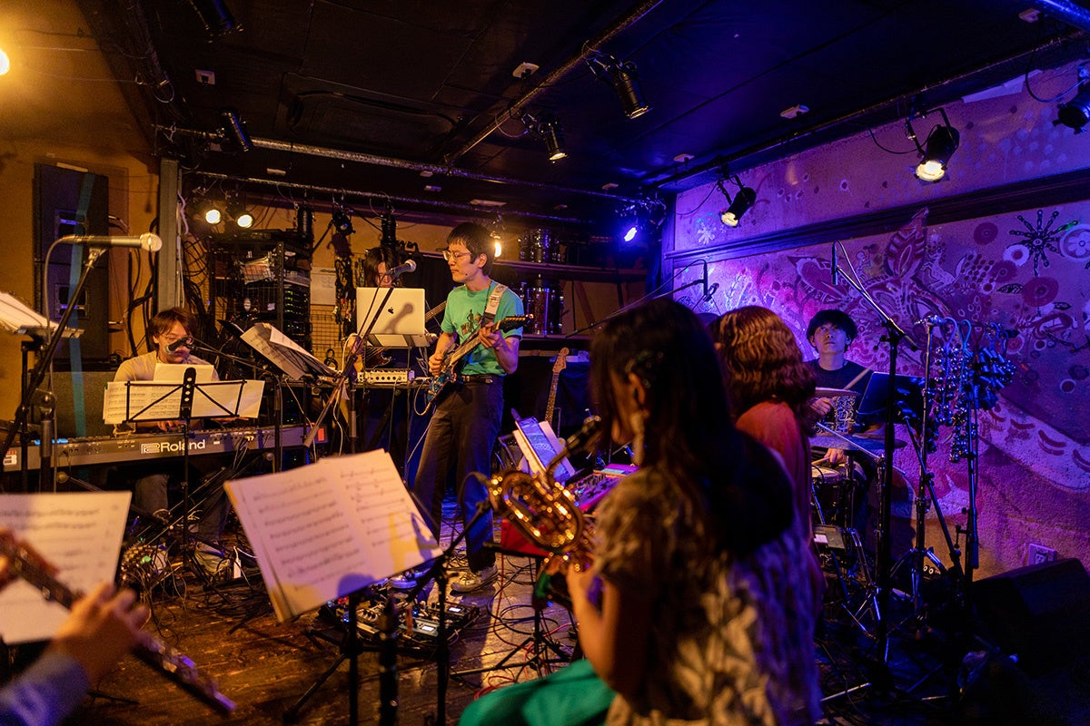 「ビオトープ探して」ライブの様子、2023年