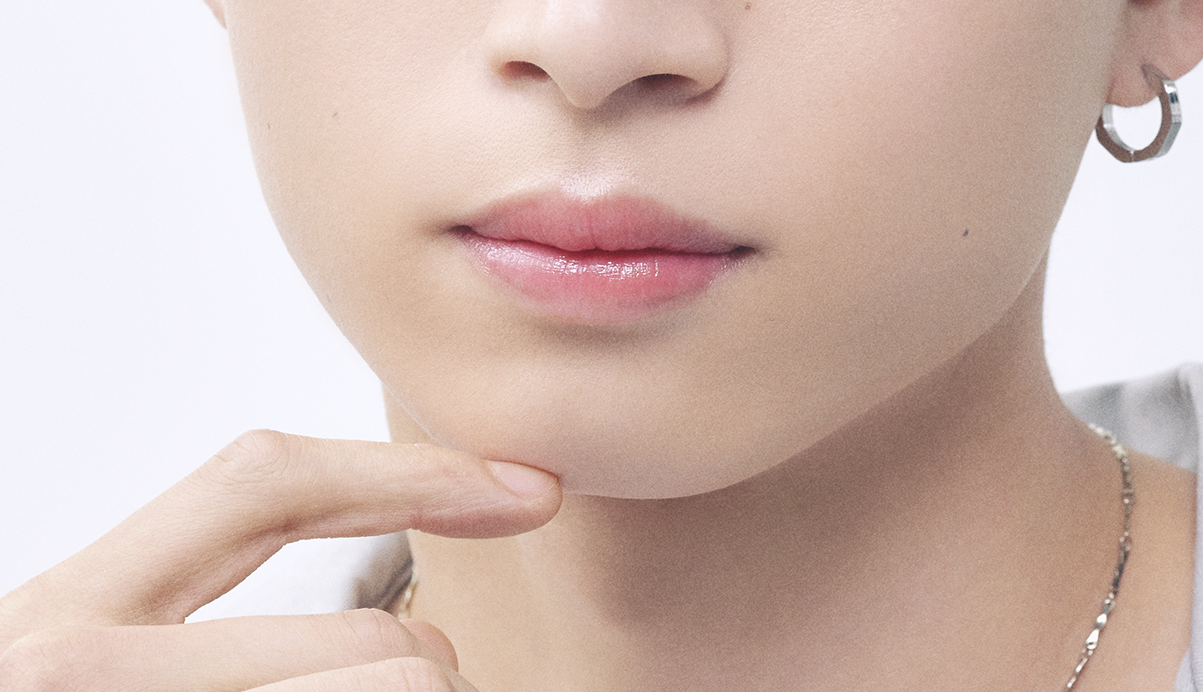 人気メンズコスメブランドLIPPS BOYからふんわり自然な眉と、ツヤと