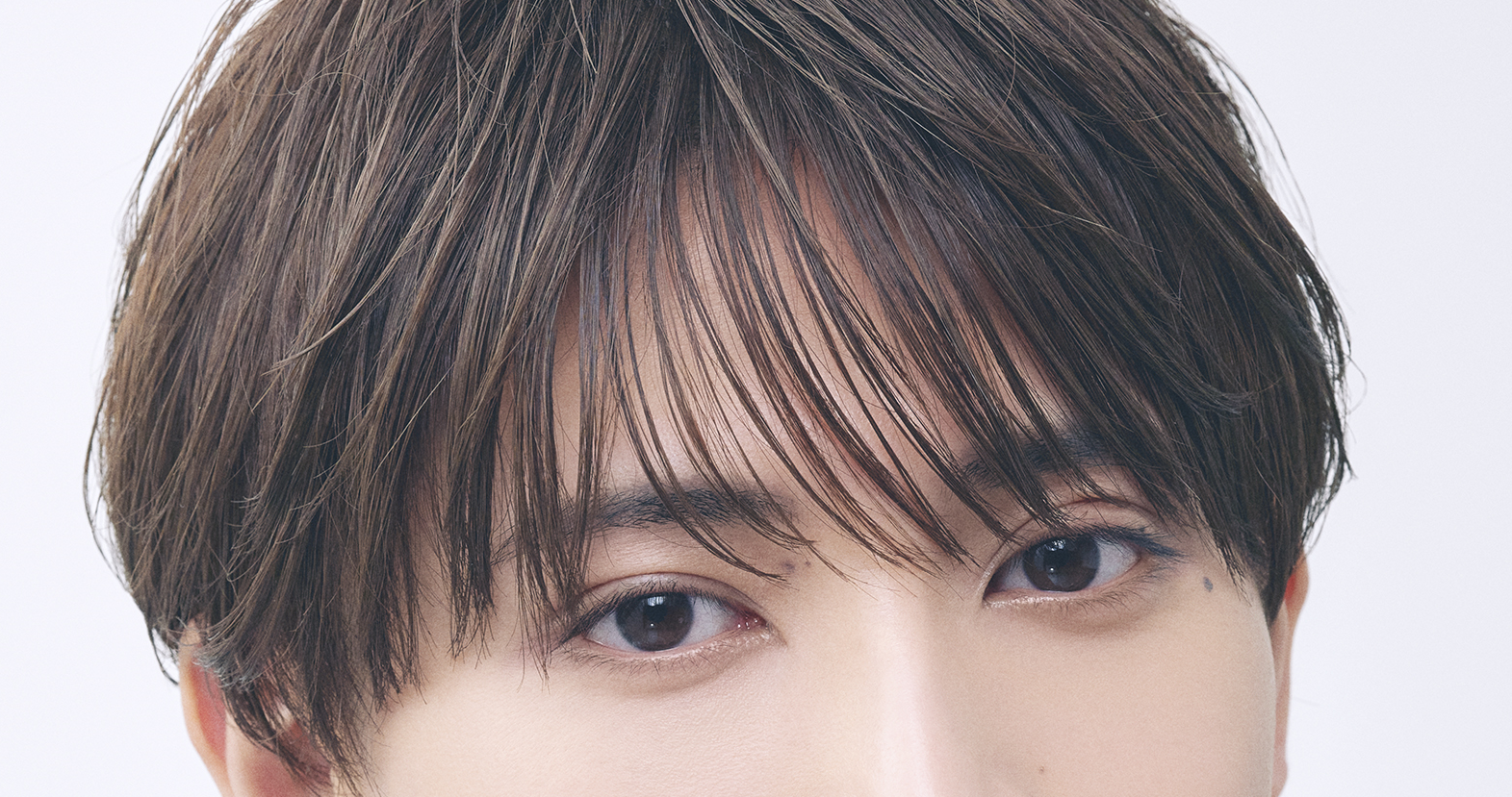 人気メンズコスメブランドLIPPS BOYからふんわり自然な眉と、ツヤと