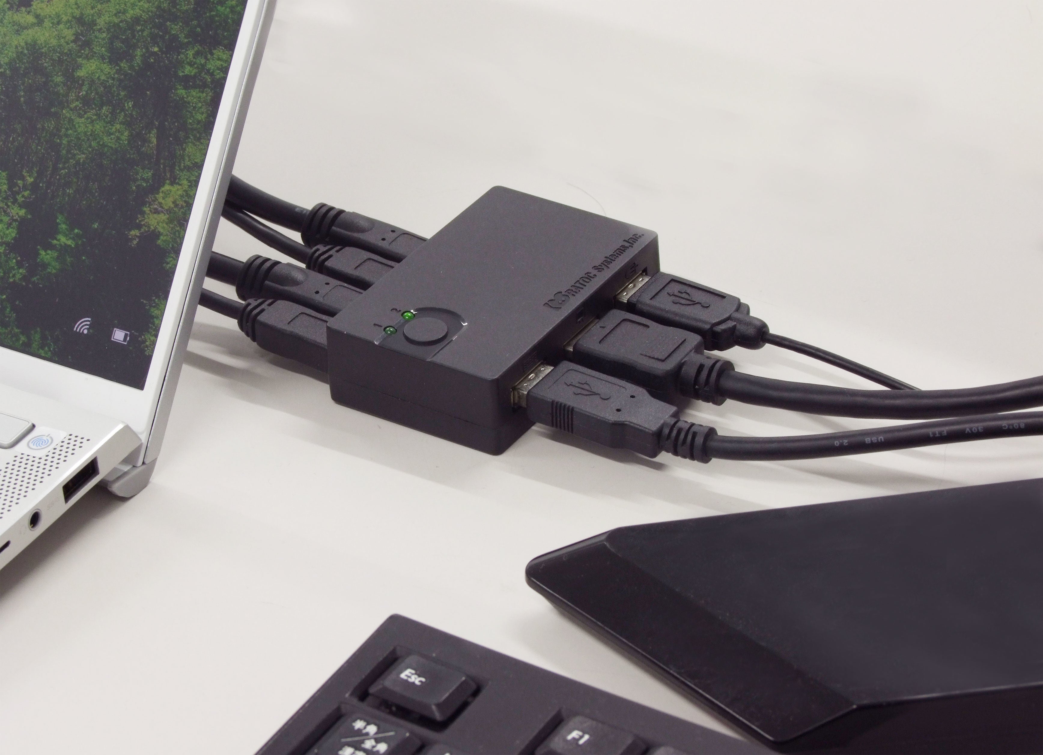 切替器を手元に設置。 本体ボタンで簡単切り替え。