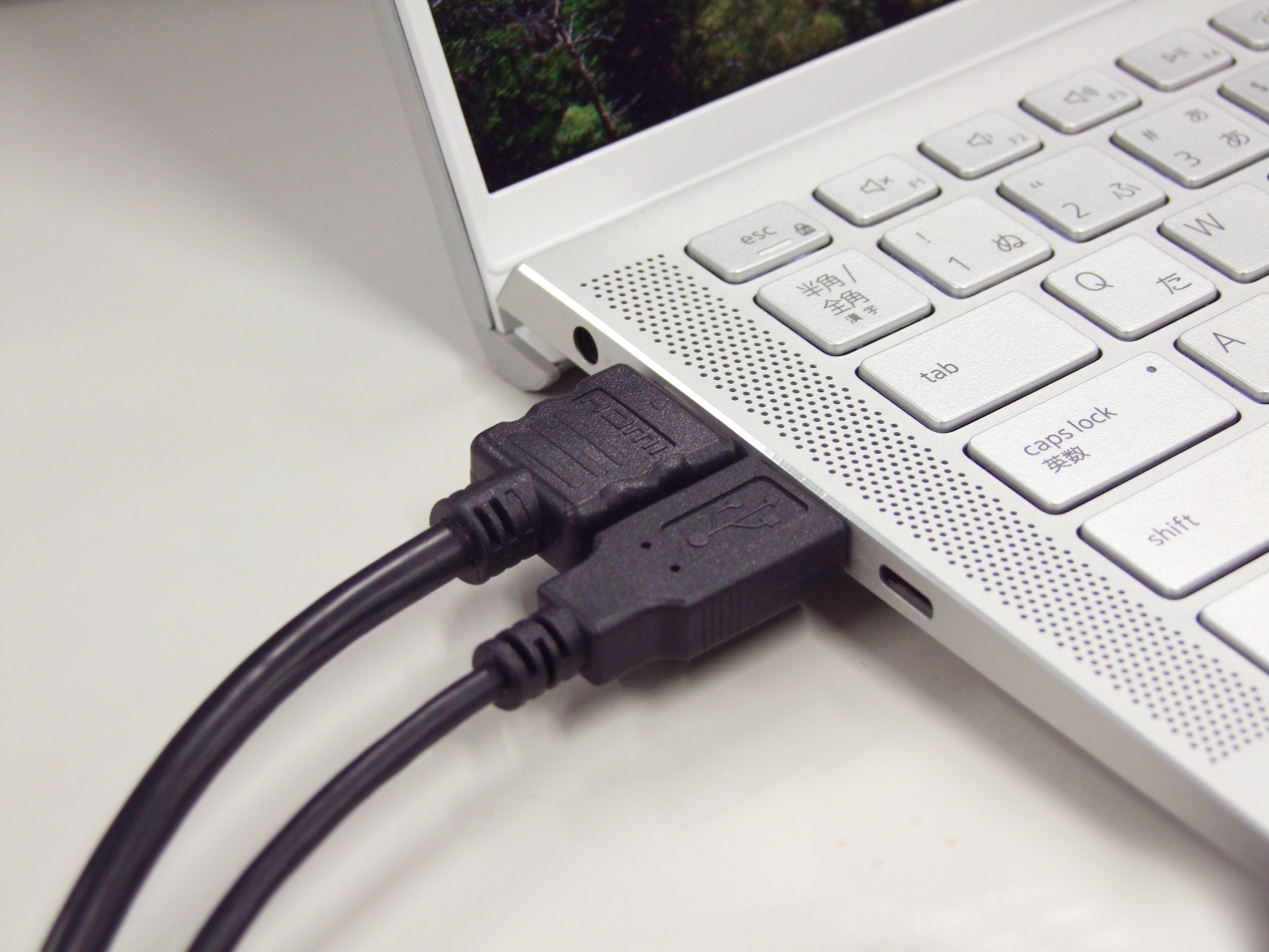 RS-230UHとPC、タブレットとは スマートなケーブル脱着が可能。