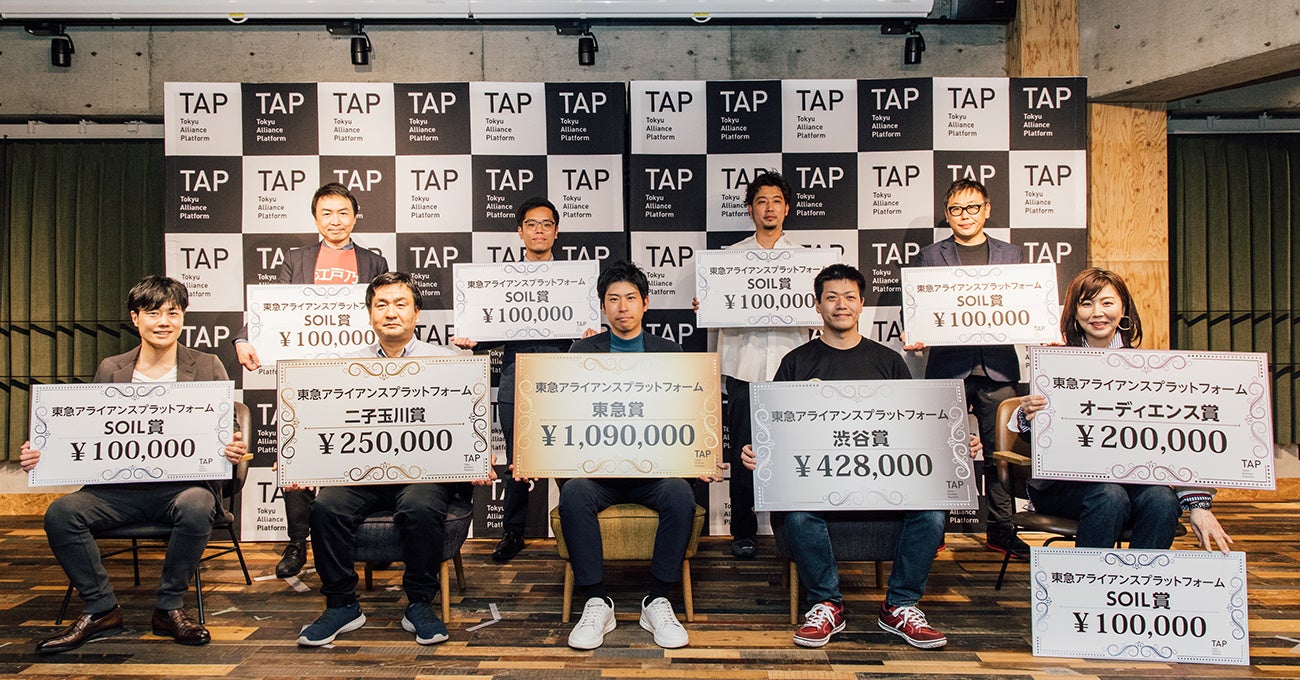 中央がパンフォーユー 取締役 山口翔