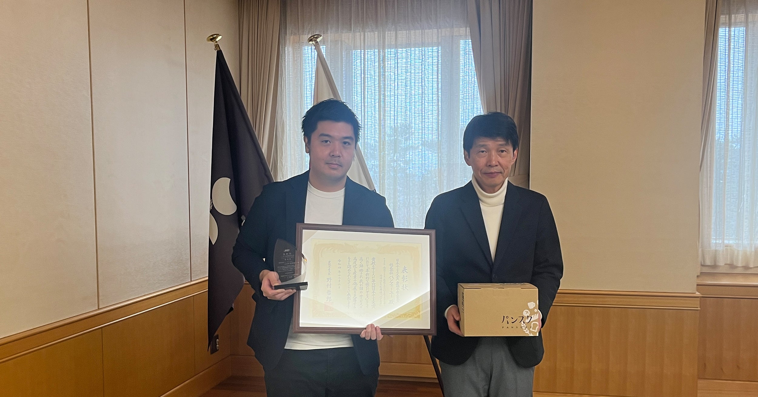 右）山本一太群馬県知事　左）パンフォーユー代表取締役　矢野健太